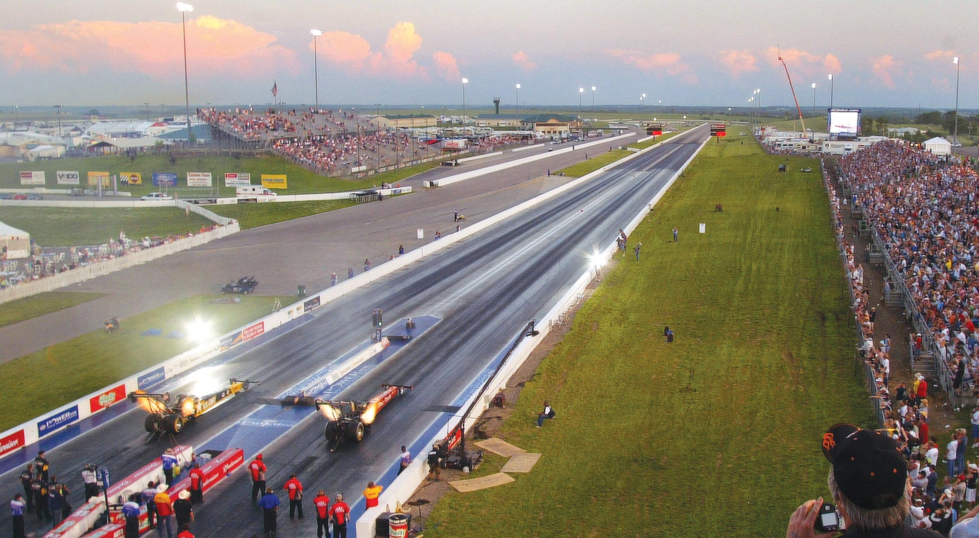 캔자스주 토피카 위치한 Motorsports 에서 경주를 관람하는 관중들