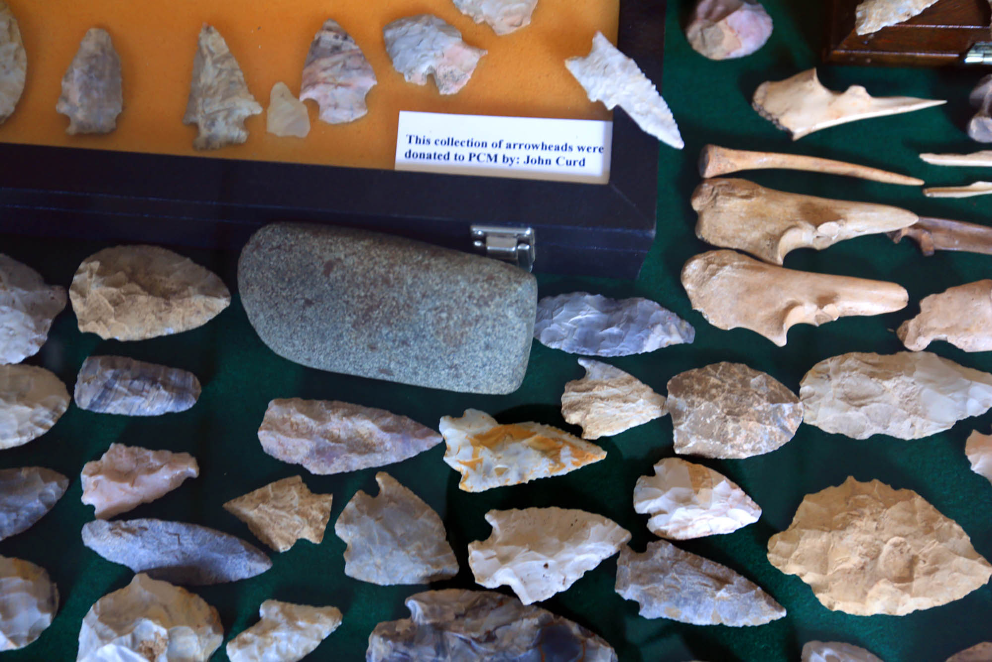 Reperti con punte di freccia esposti al Museo della contea di Pulaski a Waynesville, nel Missouri