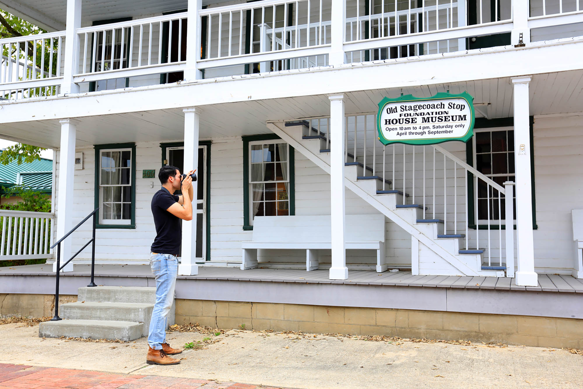 Un uomo mentre scatta una foto al museo Old Stagecoach Stop House a Waynesville, nel Missouri