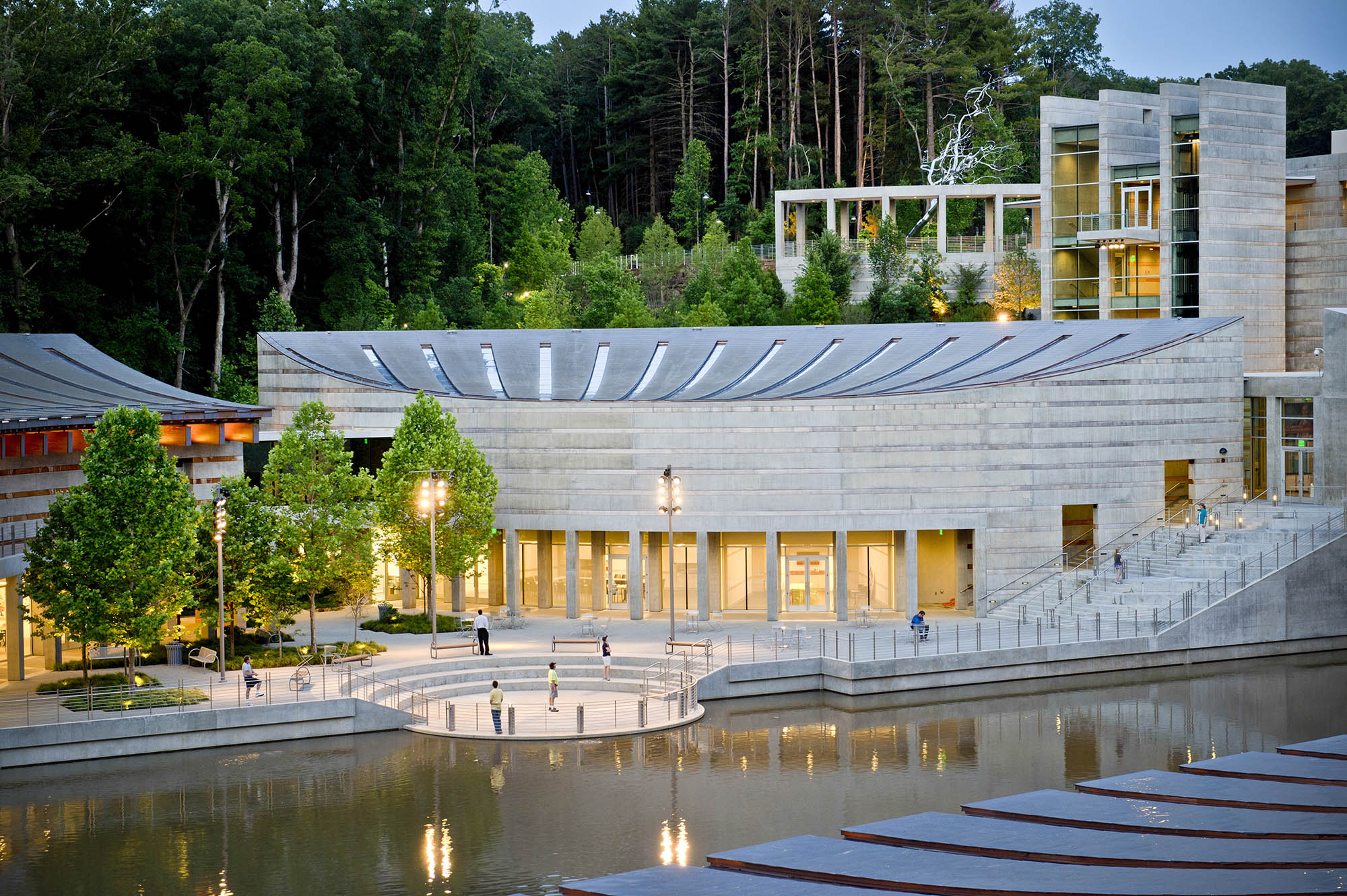 Vista exterior del Museo de Arte Americano Crystal Bridges en Bentonville, Arkansas; Crédito: Turismo de Arkansas