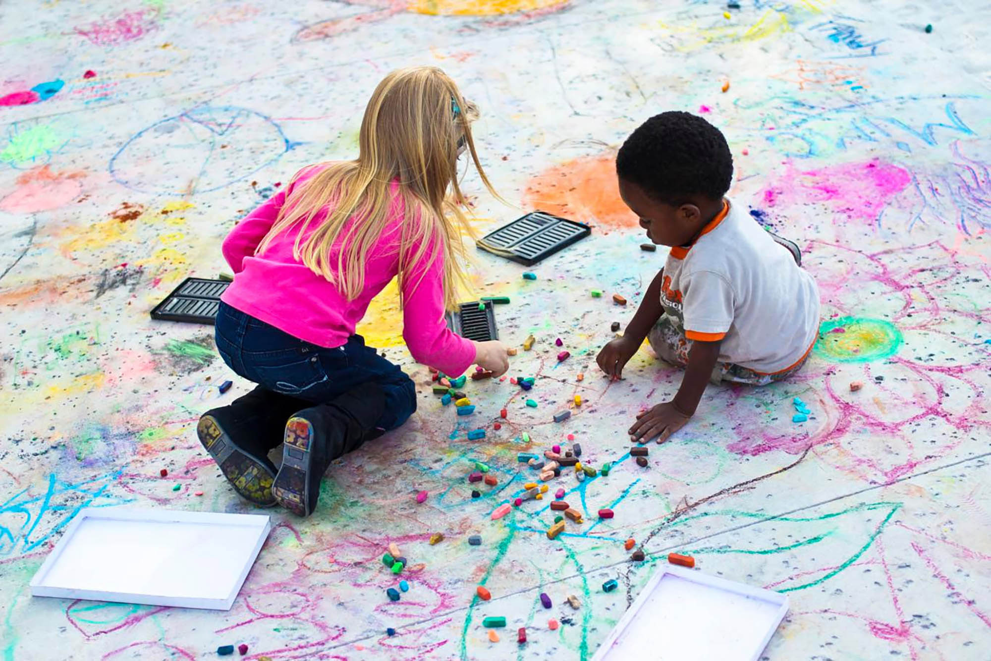 Des enfants dessinent avec de la craie sur le trottoir lors de l’Art Slam in Bradenton, Floride; Crédit : R. Morey Porter