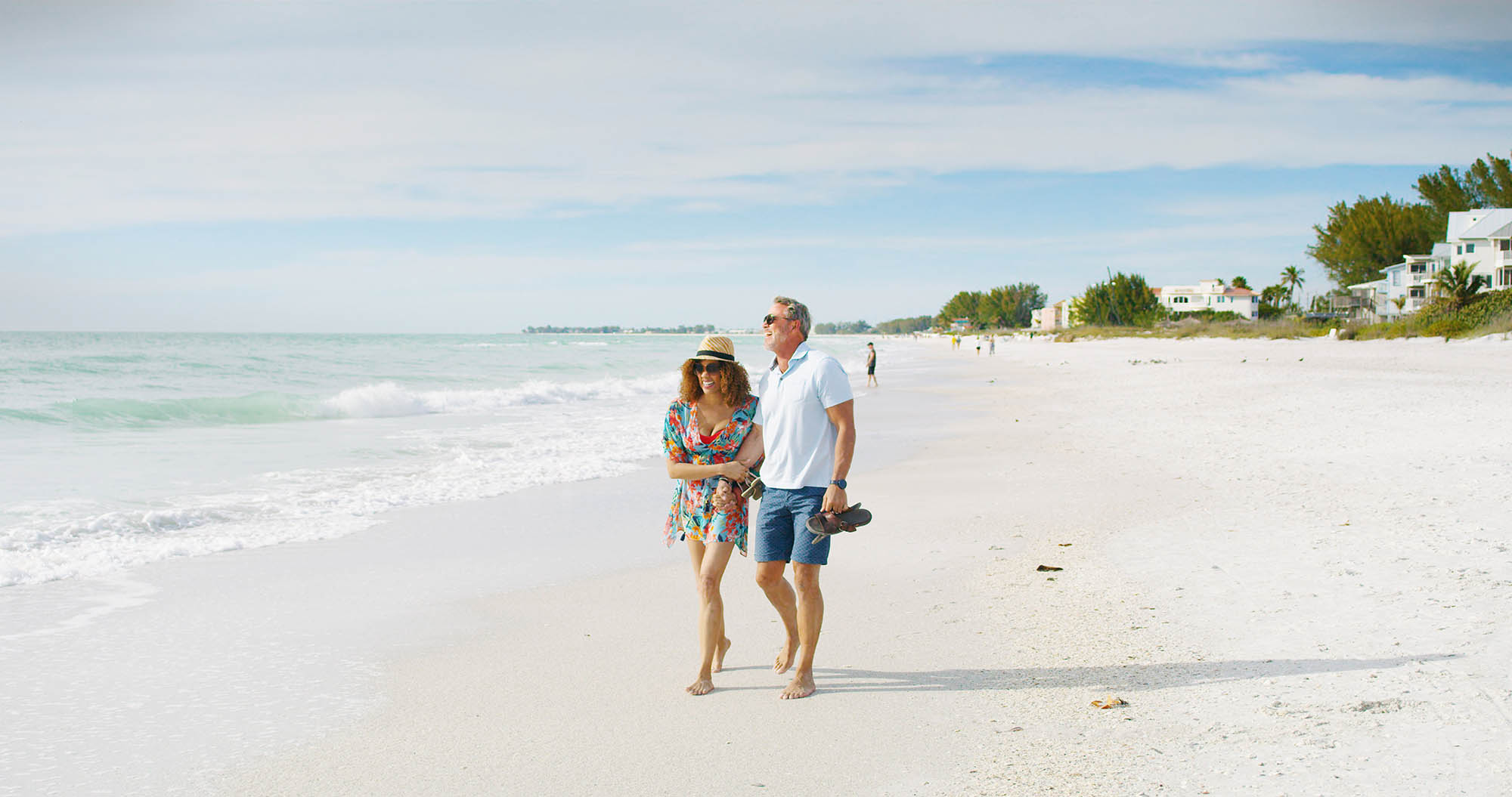 Marcher sur les sables blancs de l’île Anna Maria en Bradenton, Floride; Crédit : Madden Media
