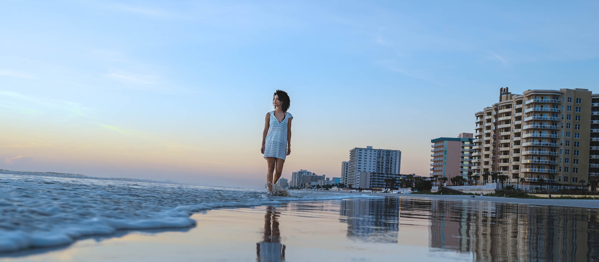 A sunrise marcher sur le rivage à Daytona Beach, Floride
