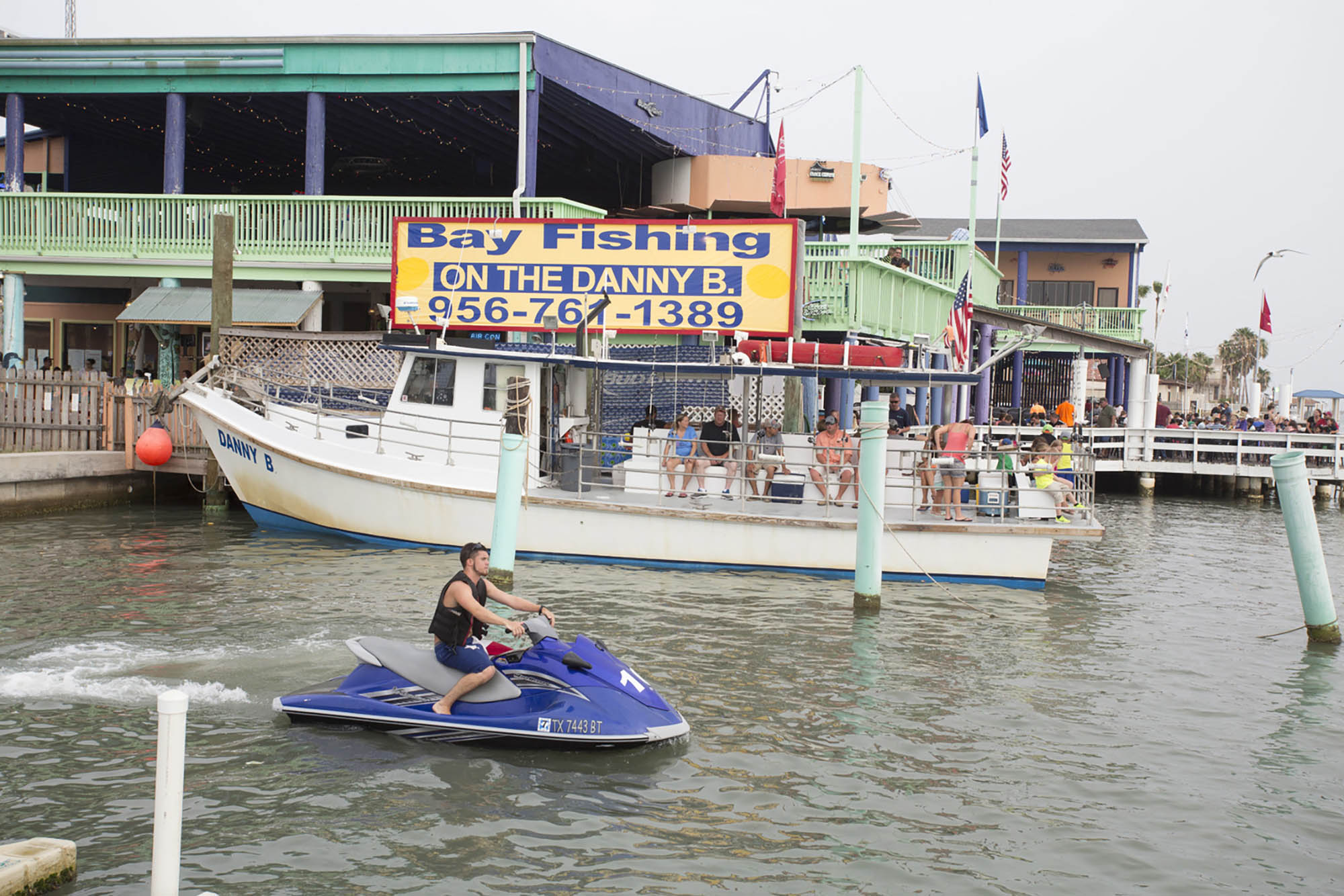 Un homme sur une motomarine personnelle sur South Padre Island, Texas