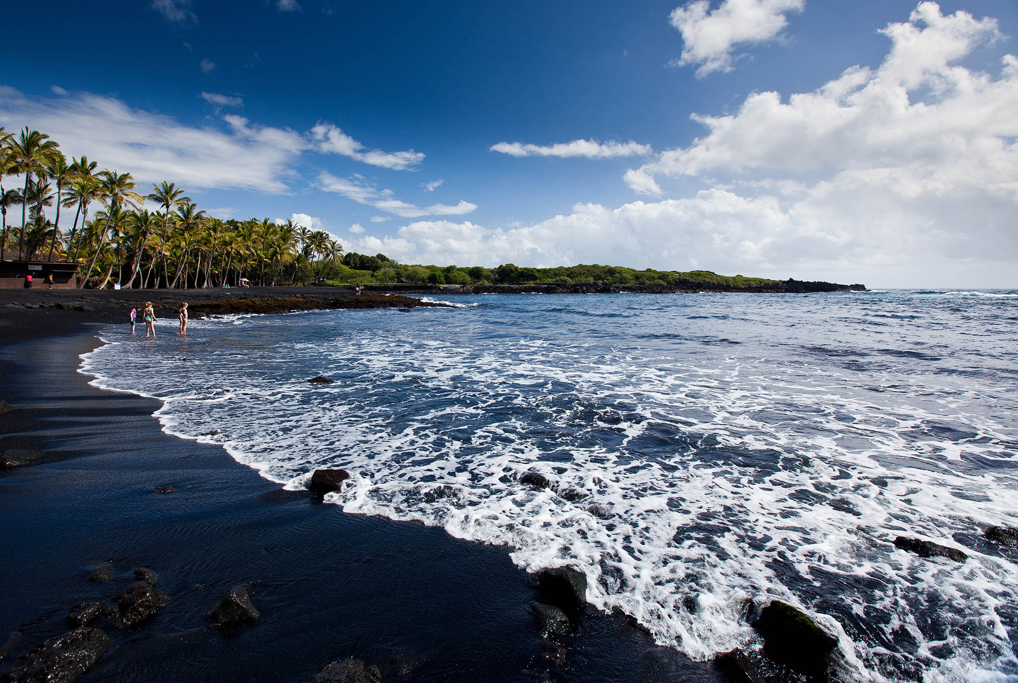 Spiaggia di sabbia nera di Punaluʻu sull'Isola di Hawaii, nelle Hawaii; Foto: Tor Johnson