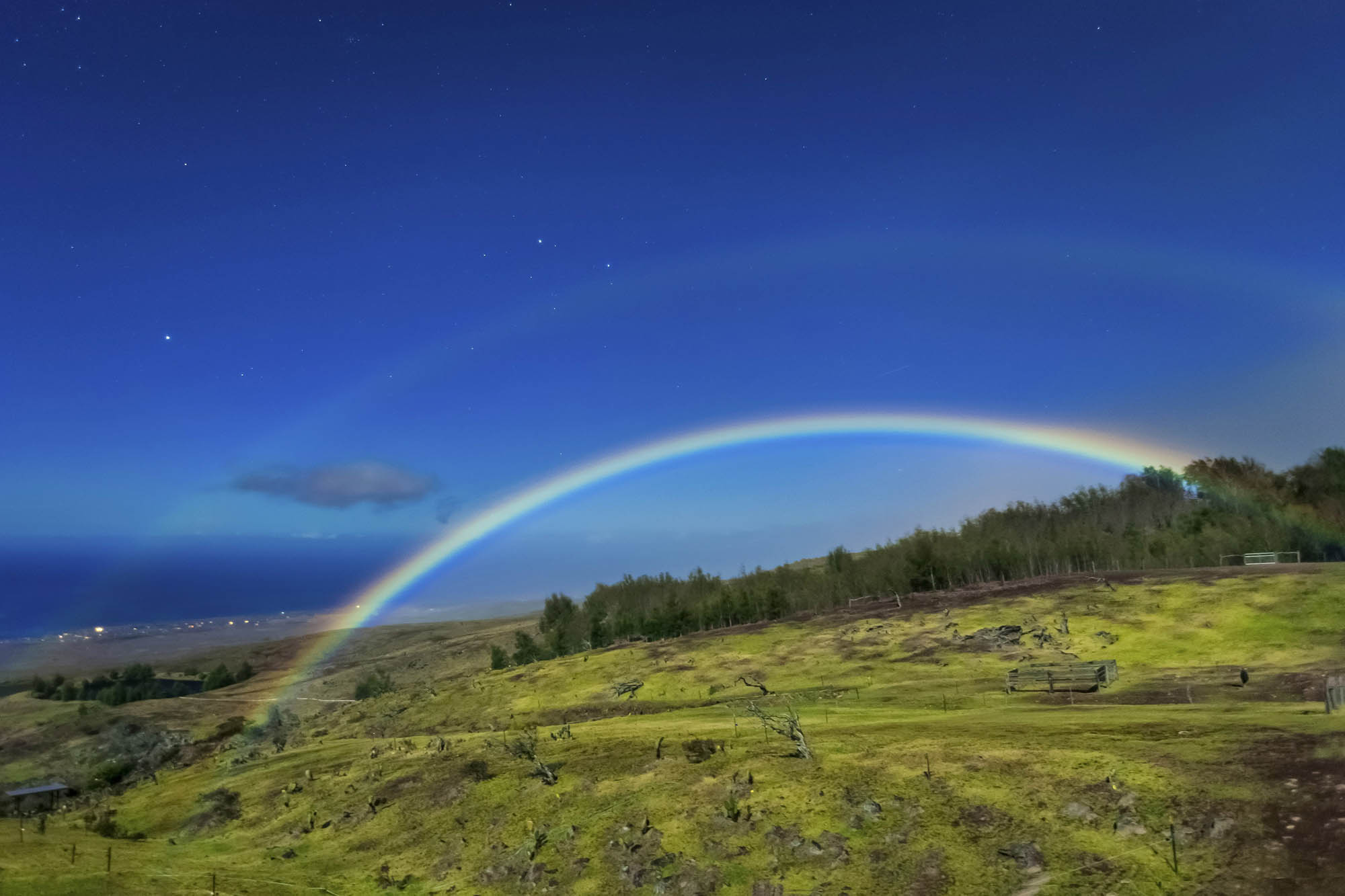 Un arcobaleno sulla costa di Kohala dell'Isola delle Hawaii, nelle Hawaii; Foto: Ethan Tweedie