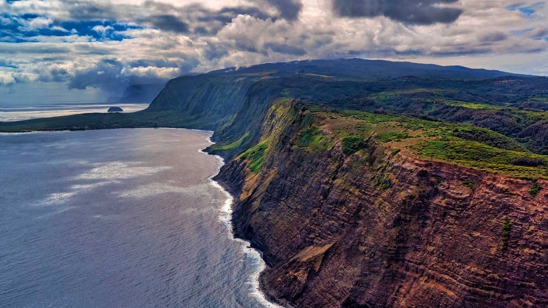 Acantilados de North Shore en Molokaʻi, Hawái; Crédito: Oficina de Turismo y Convenciones de Maui