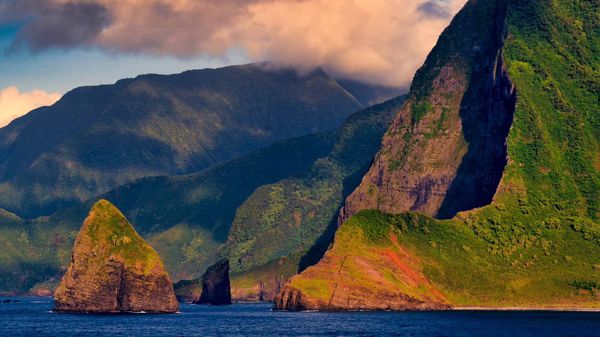 Acantilados de la costa norte de Molokaʻi, en Molokaʻi, Hawái; Crédito: Oficina de Turismo y Convenciones de Maui