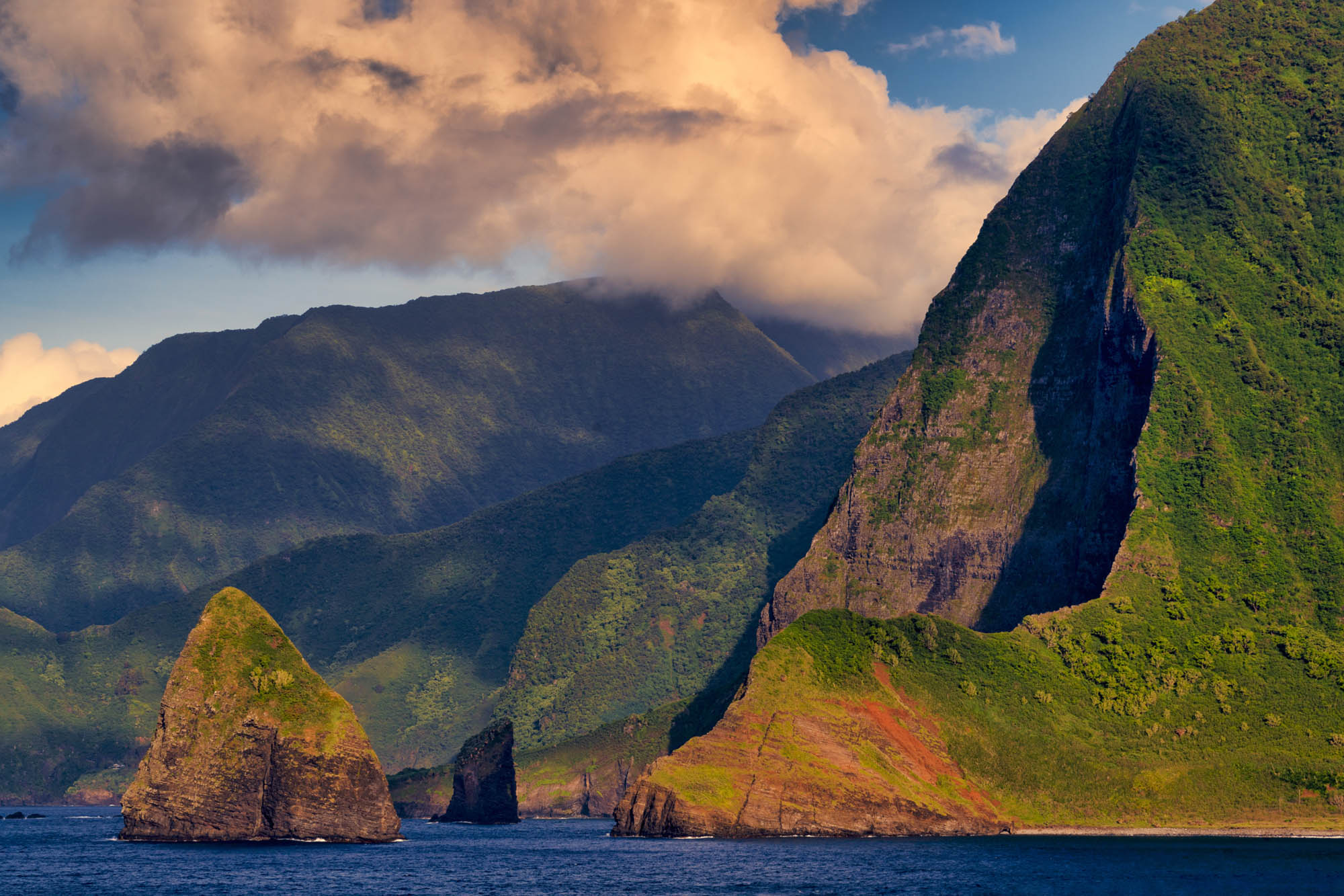 Falaises marines de la côte nord de Molokaʻi sur Molokaʻi, Hawaï; Crédit : Maui Visitors &amp; Convention Bureau