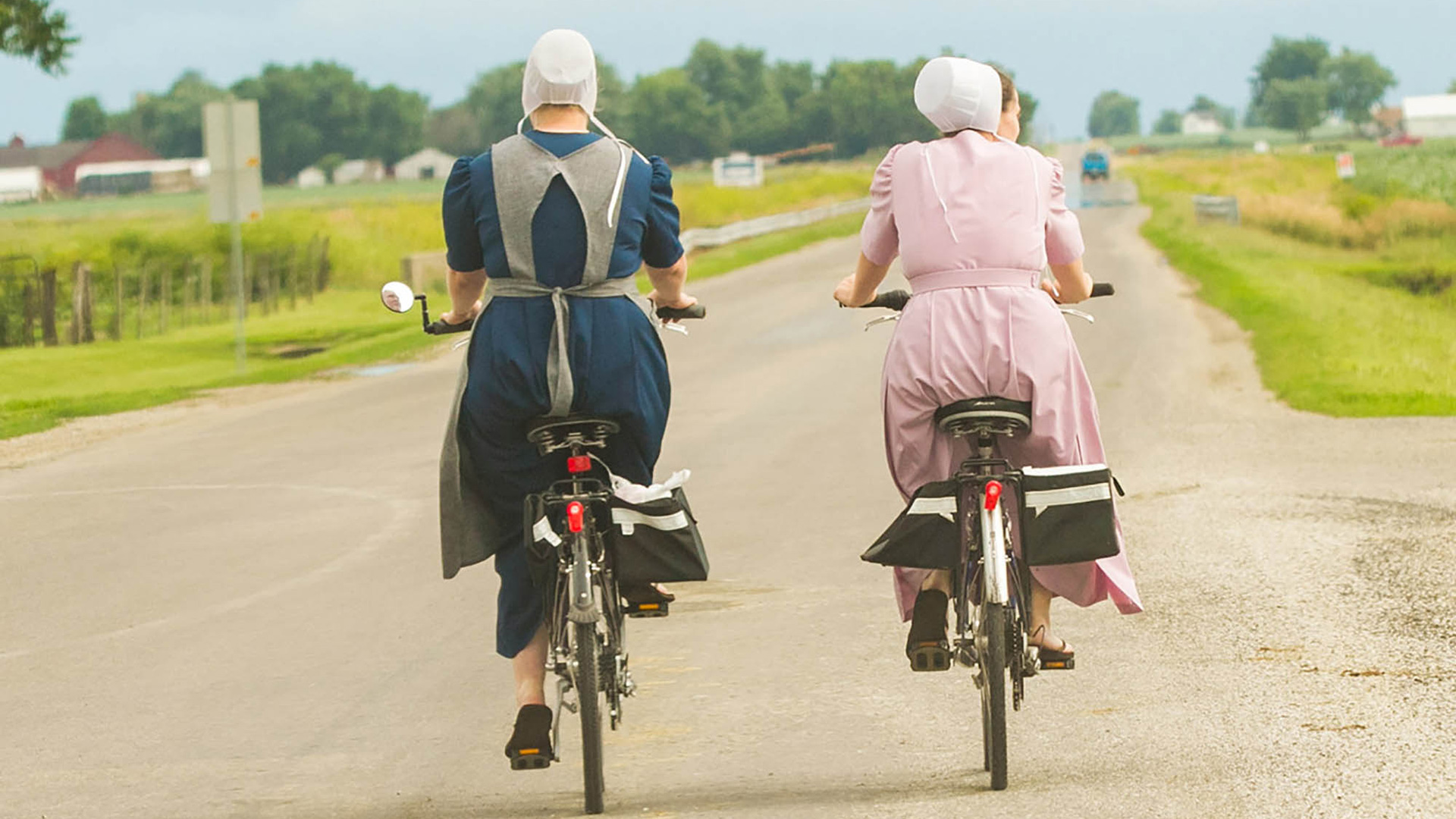 Dos ciclistas en la región amish de Arthur, Illinois