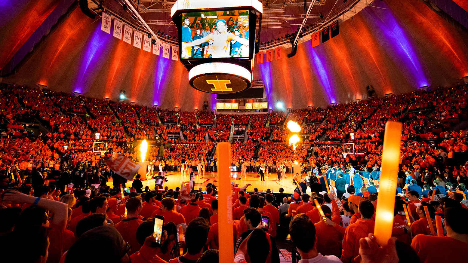 Partido de baloncesto de los Fighting Illini en Champaign, Illinois; Crédito: Illinois de Deportes Interuniversitarios de la Universidad de Illinois