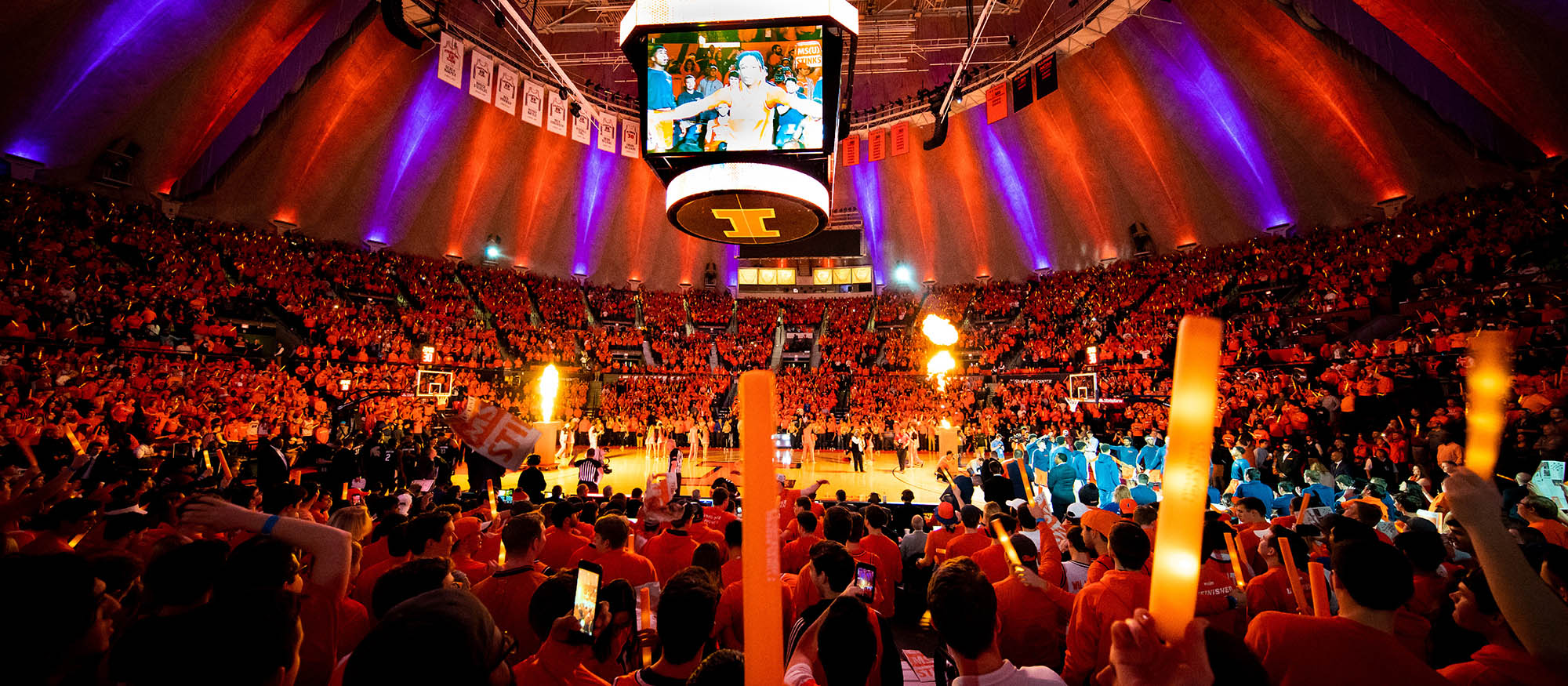 일리노이주 샴페인에서 열린 파이팅 일리니 농구 경기; 출처: 일리노이주 대학교 대학간 일리노이주 