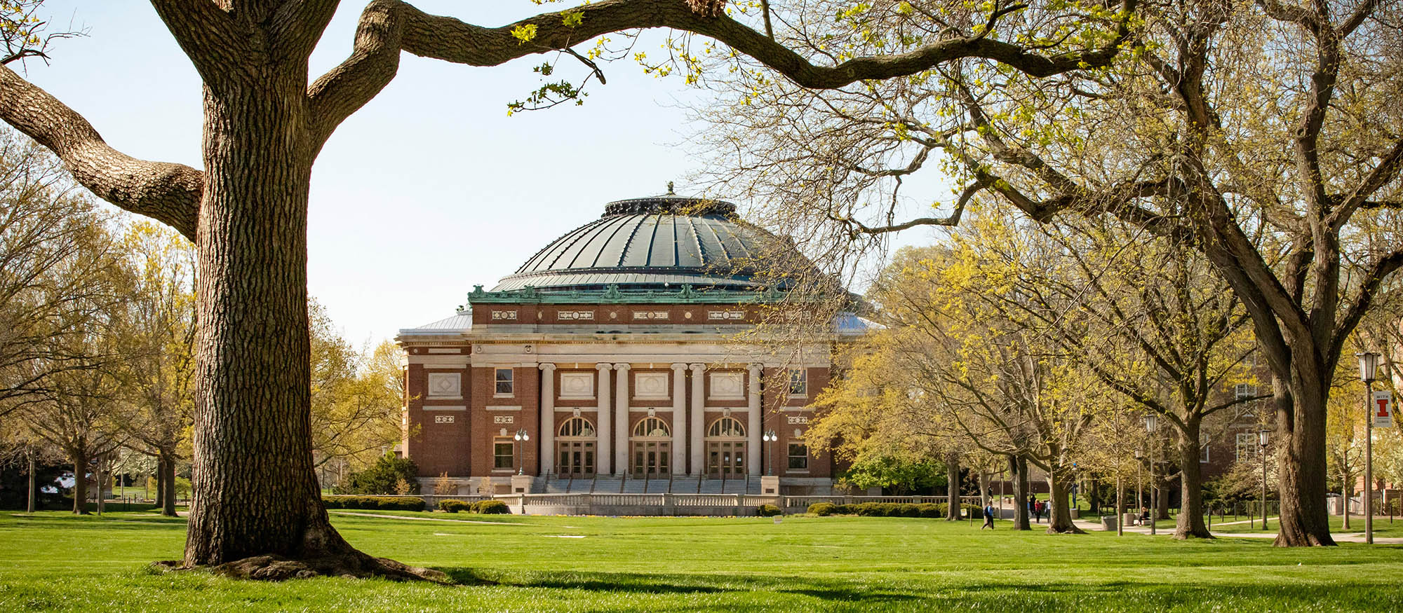 일리노이주 대학교의 펠링거 강당; 출처: 일리노이주 대학교 일리노이주 