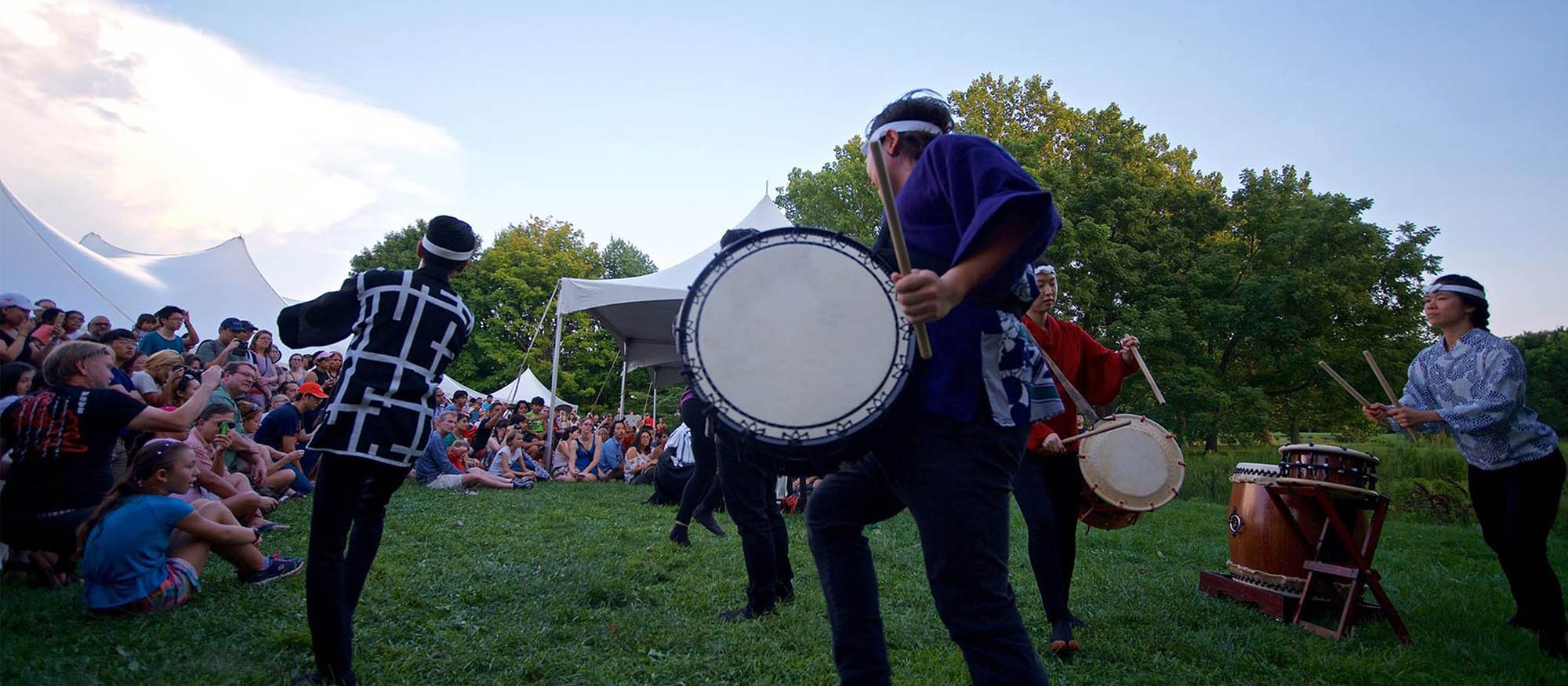일리노이주 어바나에 위치한 재팬 하우스에서 열린 라이브 드럼 연주 시연; 사진 제공: 재팬 하우스