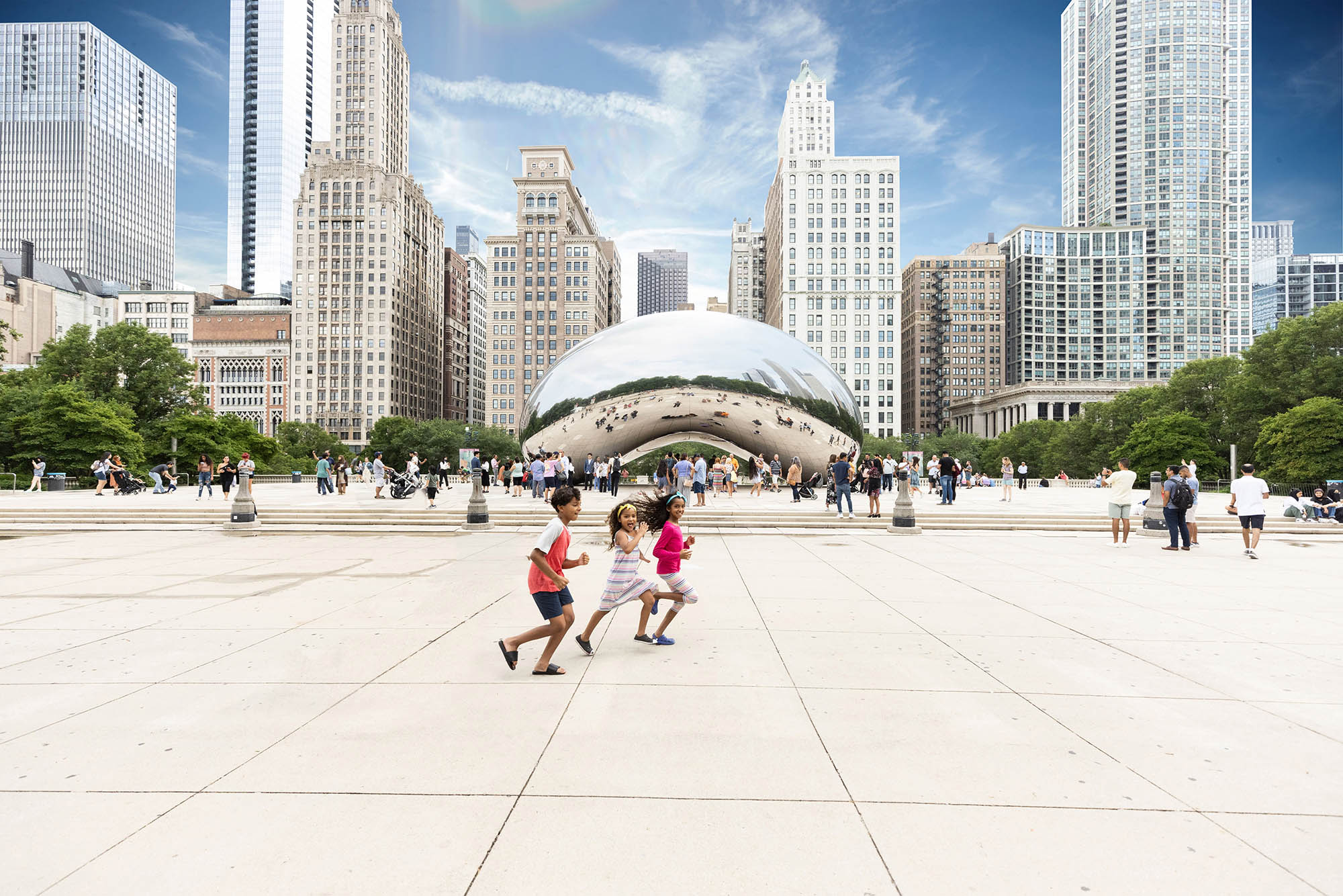 Unos niños corren frente a la escultura Cloud Gate en el Millennium Park, Chicago, Illinois; Crédito: Illinois de Turismo Illinois