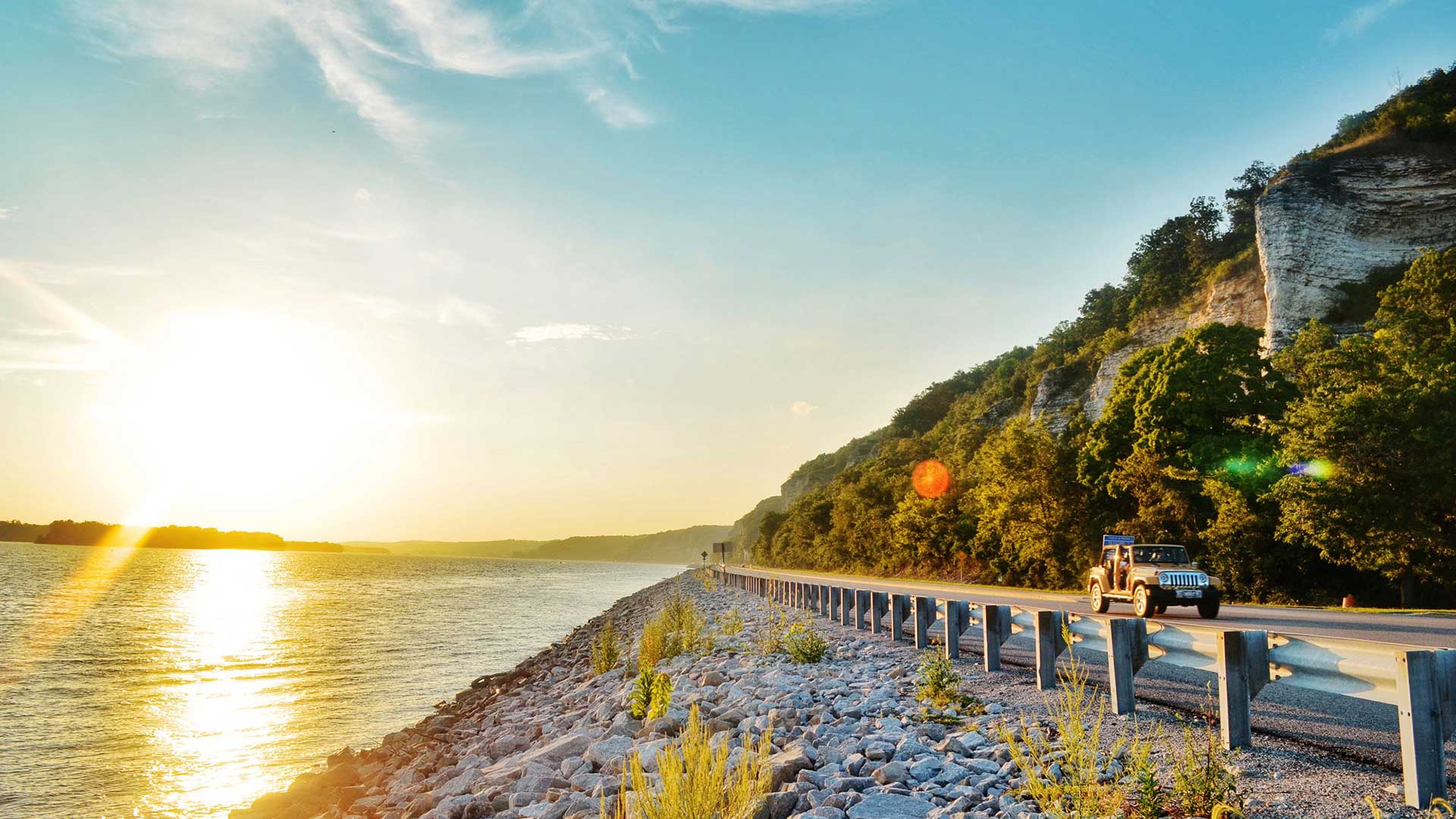 Disfrutando de un paseo al atardecer por la Great River Road del río Mississippi  Illinois; Crédito: Illinois de Turismo Illinois