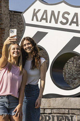 カンザス州ガリーナのマイナーズ・パークで自撮りをしている