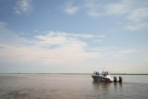 Pessoas pescando em Houma, Louisiana; Crédito: Jason Cohen
