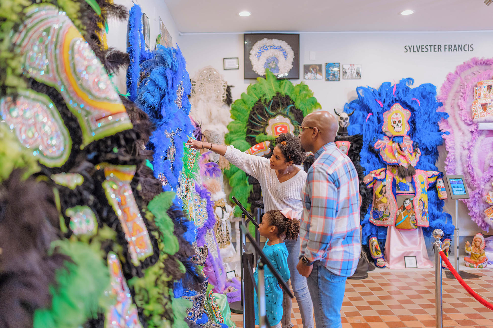Una familia visitando el Museo Cultural Backstreet en Nueva Orleans, Luisiana; Crédito: Justen Williams