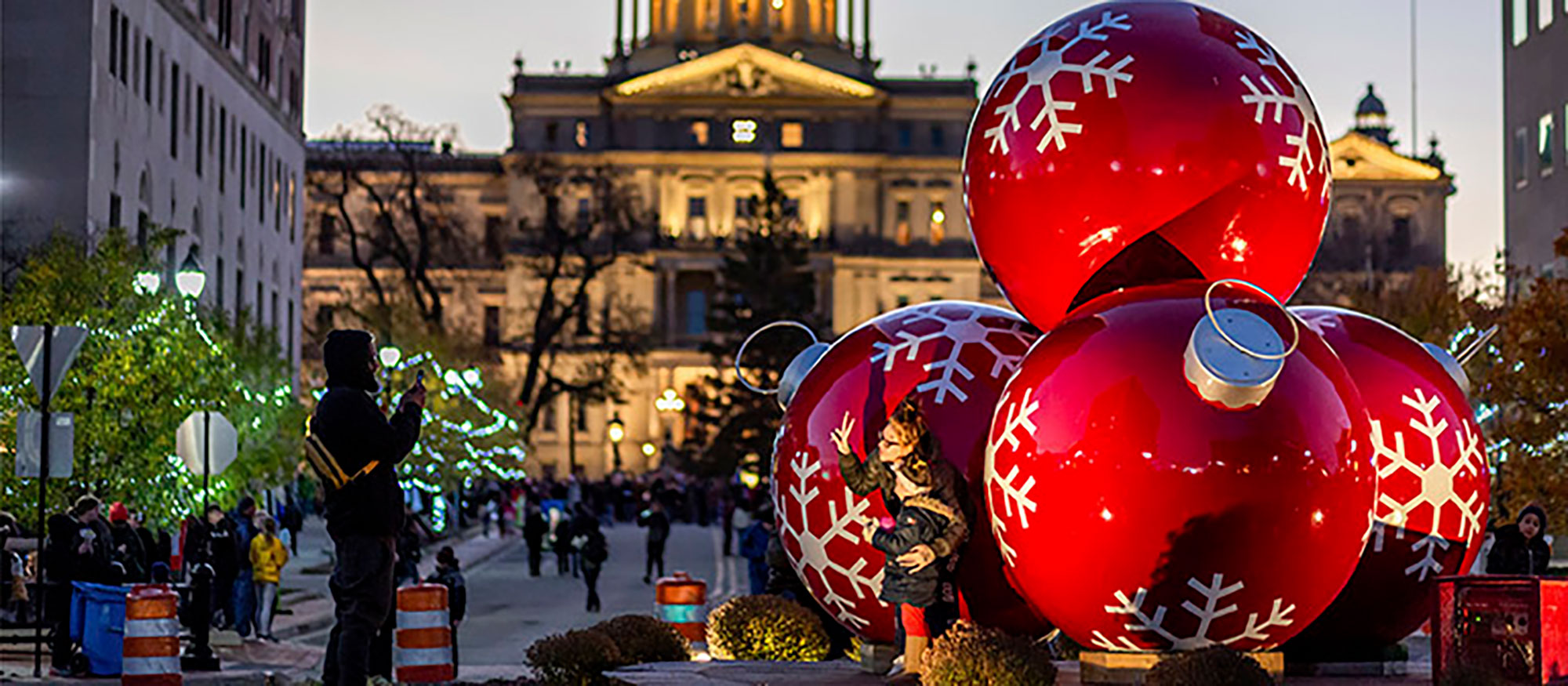 Séance photo devant les décorations de Noël à l'extérieur du Capitole Michigan  Michigan, à Lansing; Crédit : Adrienne Rae Photography