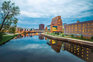 Vue sur la ligne d’horizon le long de la rivière Grand dans Lansing, Michigan; Crédit : Daniel Solc