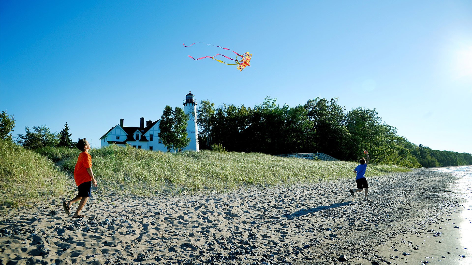 Giocando sulla spiaggia presso il faro di Point Iroquois, vicino a Sault Ste. Marie, nel Michigan