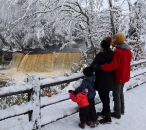 Famille à Tahquamenon Falls en hiver près Sault Ste. Marie, Michigan
