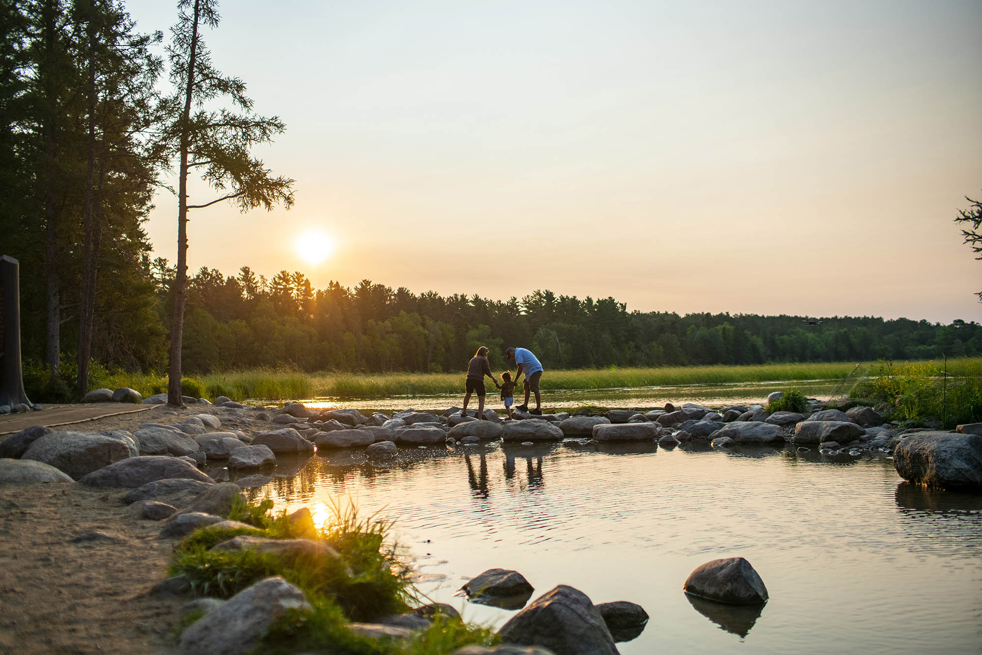 Una familia cruza río Mississippi en el Parque Estatal de Itasca, al norte de Minnesota; Crédito: Kvidt Creative