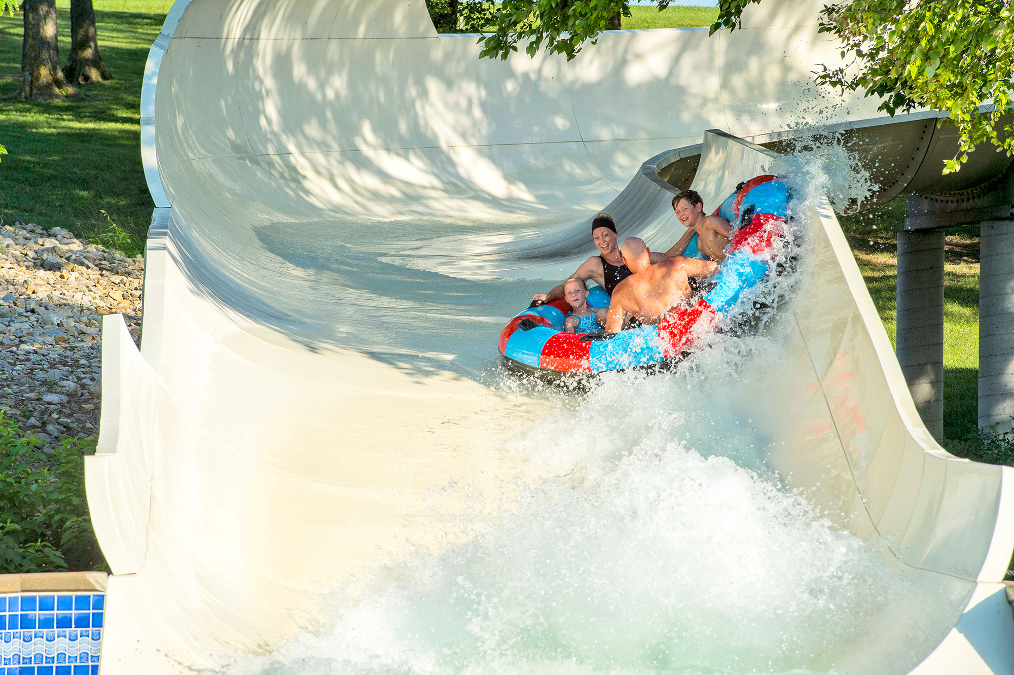 Una familia en un tobogán acuático en el parque acuático Oceans of Fun, en Kansas , Misuri