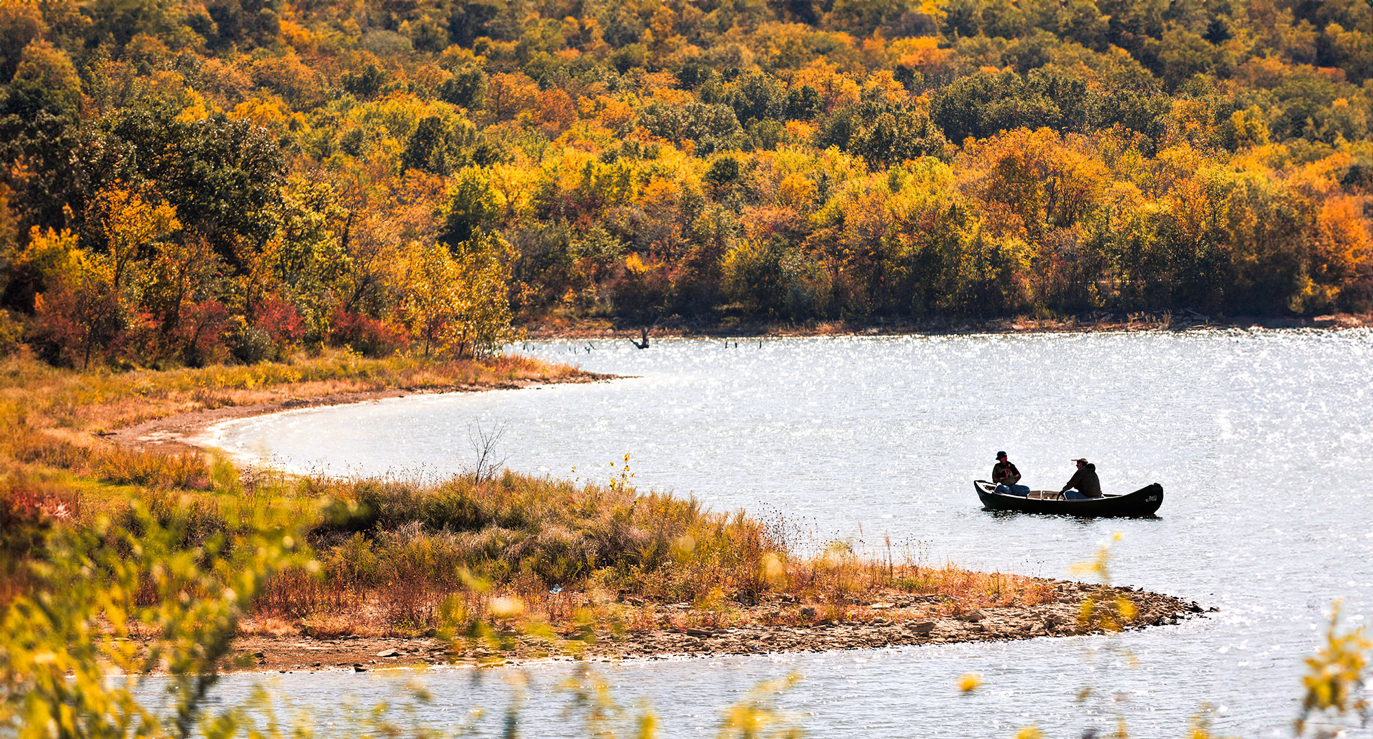 Pesca en el lago Smithville durante el otoño en el condado de Clay, Misuri