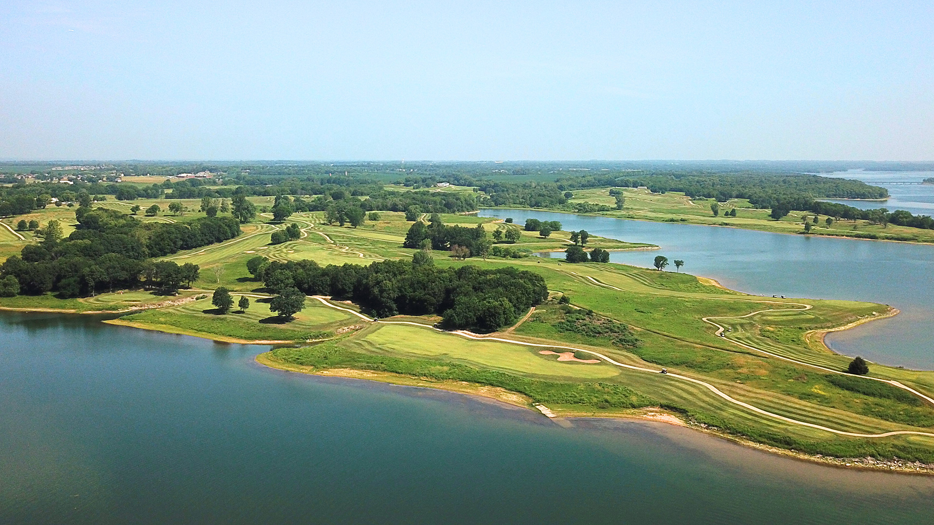 Vista aérea del lago Smithville y del campo de golf Paradise Pointe Outlaw & Posse en Smithville, Misuri
