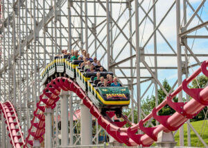 Un giro sulle montagne russe Mamba al Worlds of Fun nella contea di Clay, nel Missouri