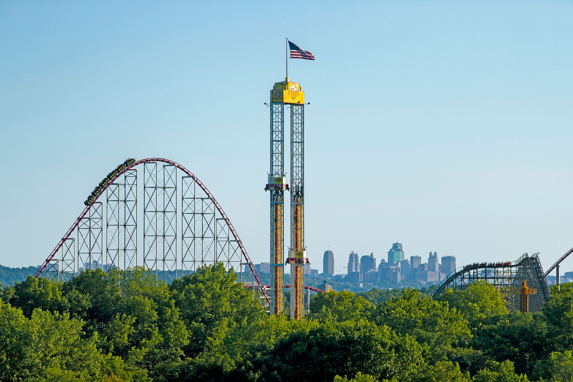 Atracciones en Worlds of Fun con el perfil urbano de Kansas , Misuri