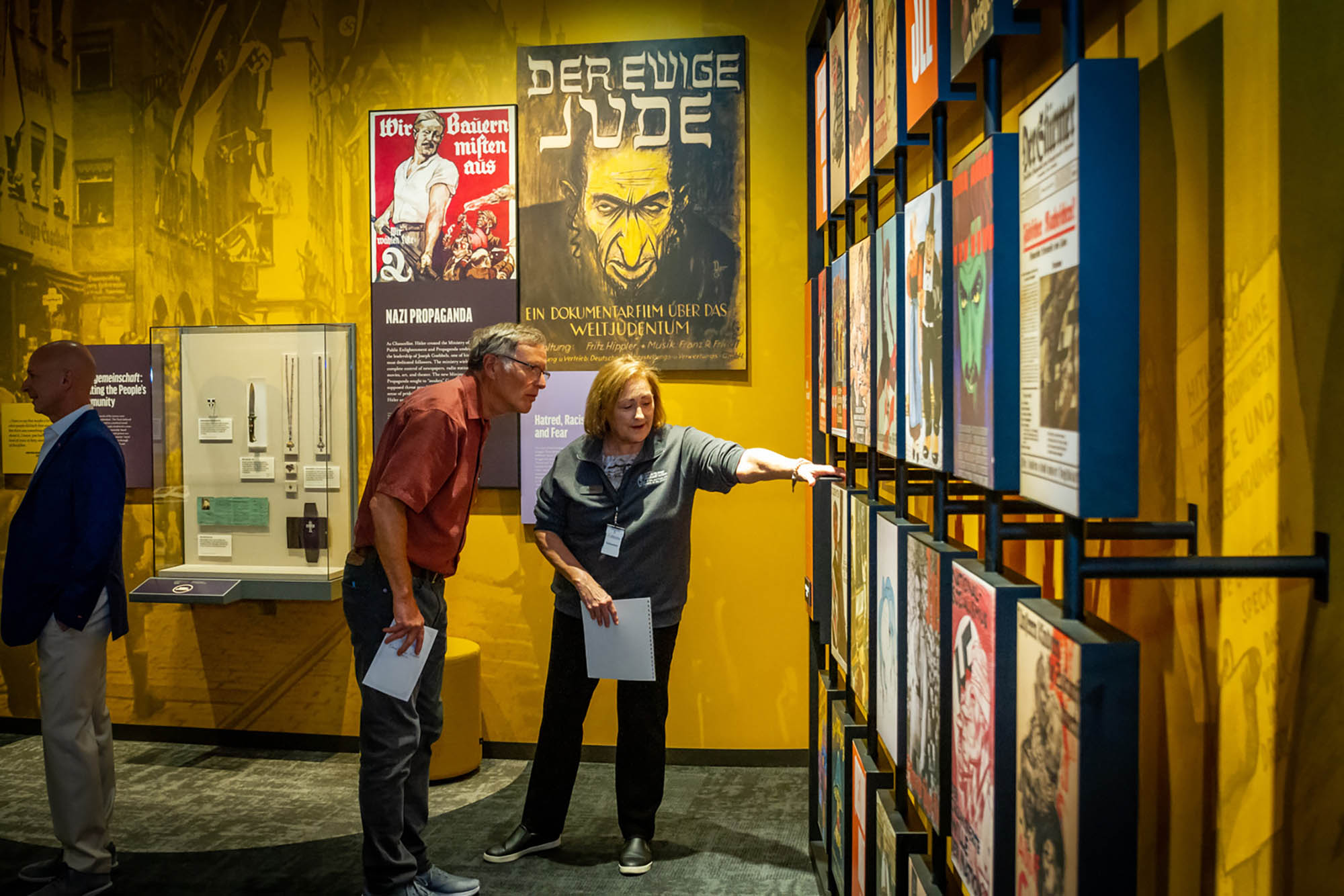 Persone che osservano i reperti esposti al Kaplan Feldman Holocaust Museum di St. Louis, a Maryland Heights, nel Missouri
