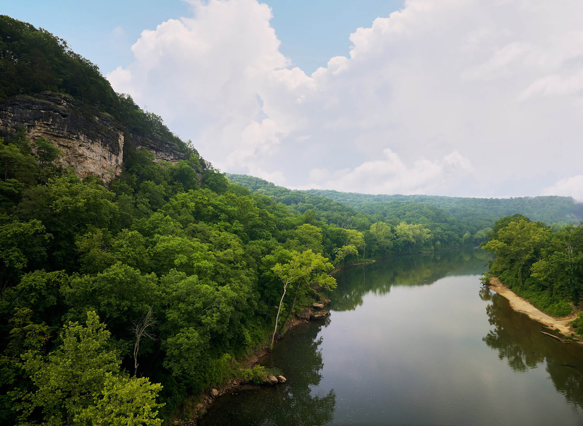 Il fiume Big Piney e le sue imponenti scogliere calcaree nella contea di Pulaski, nel Missouri; Foto: Ufficio del turismo della contea di Pulaski
