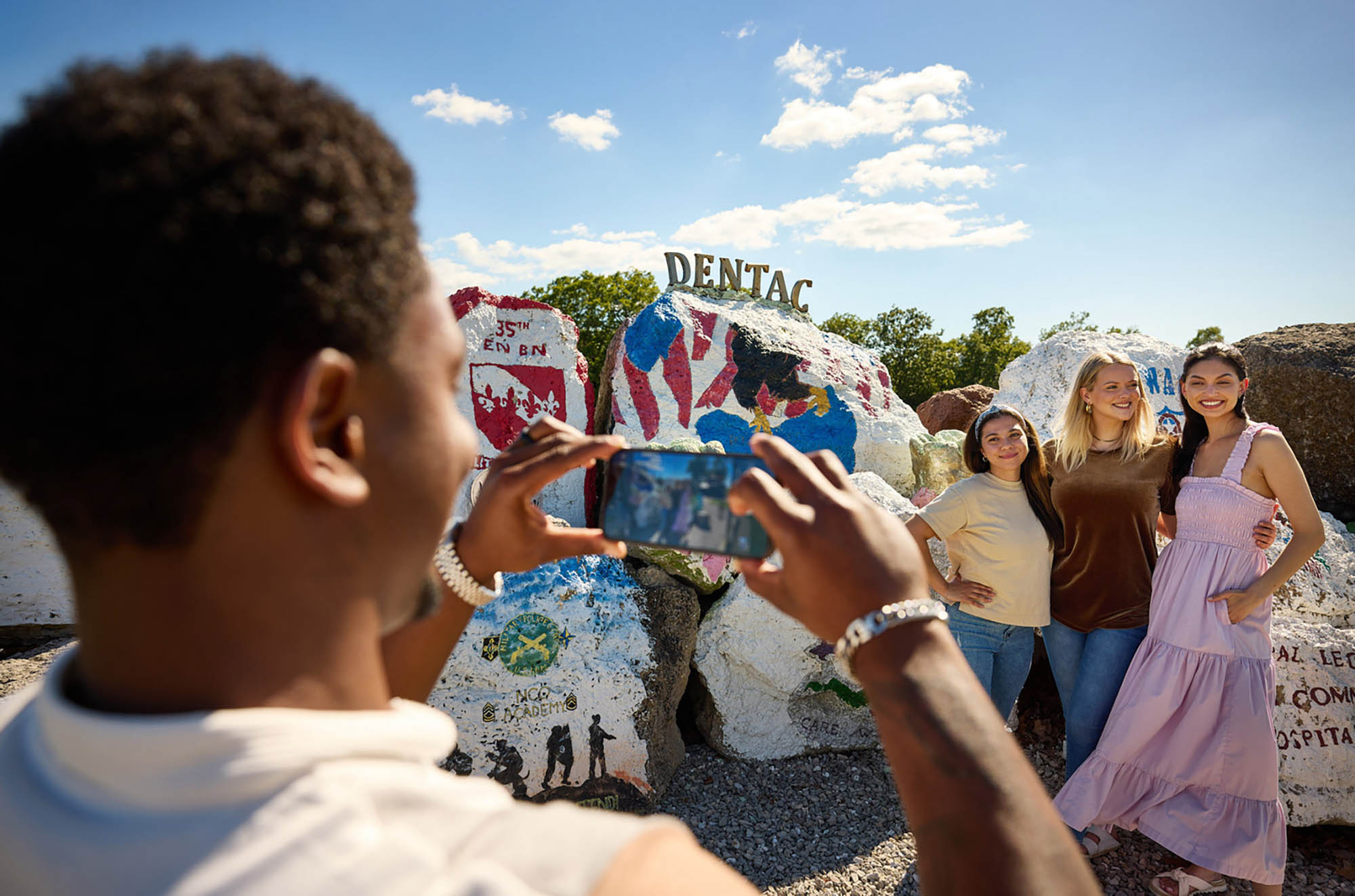 Persone in posa davanti al «Military Tribute» e al «Freedom Rock» a St. Robert, nel Missouri; Foto: Ufficio del Turismo della Contea di Pulaski