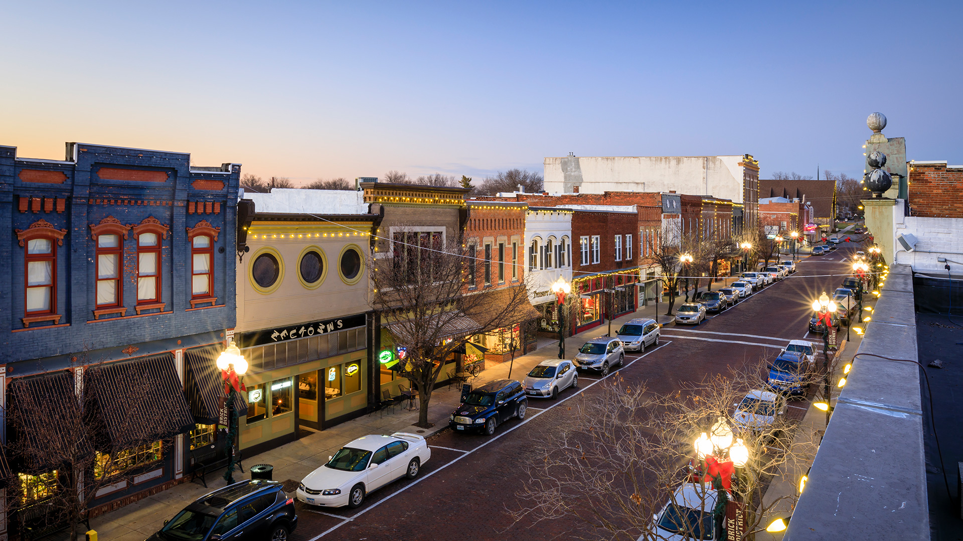 Il Brick District nel centro di Fulton, nel Missouri, durante le festività natalizie; Foto: Notley Hawkins
