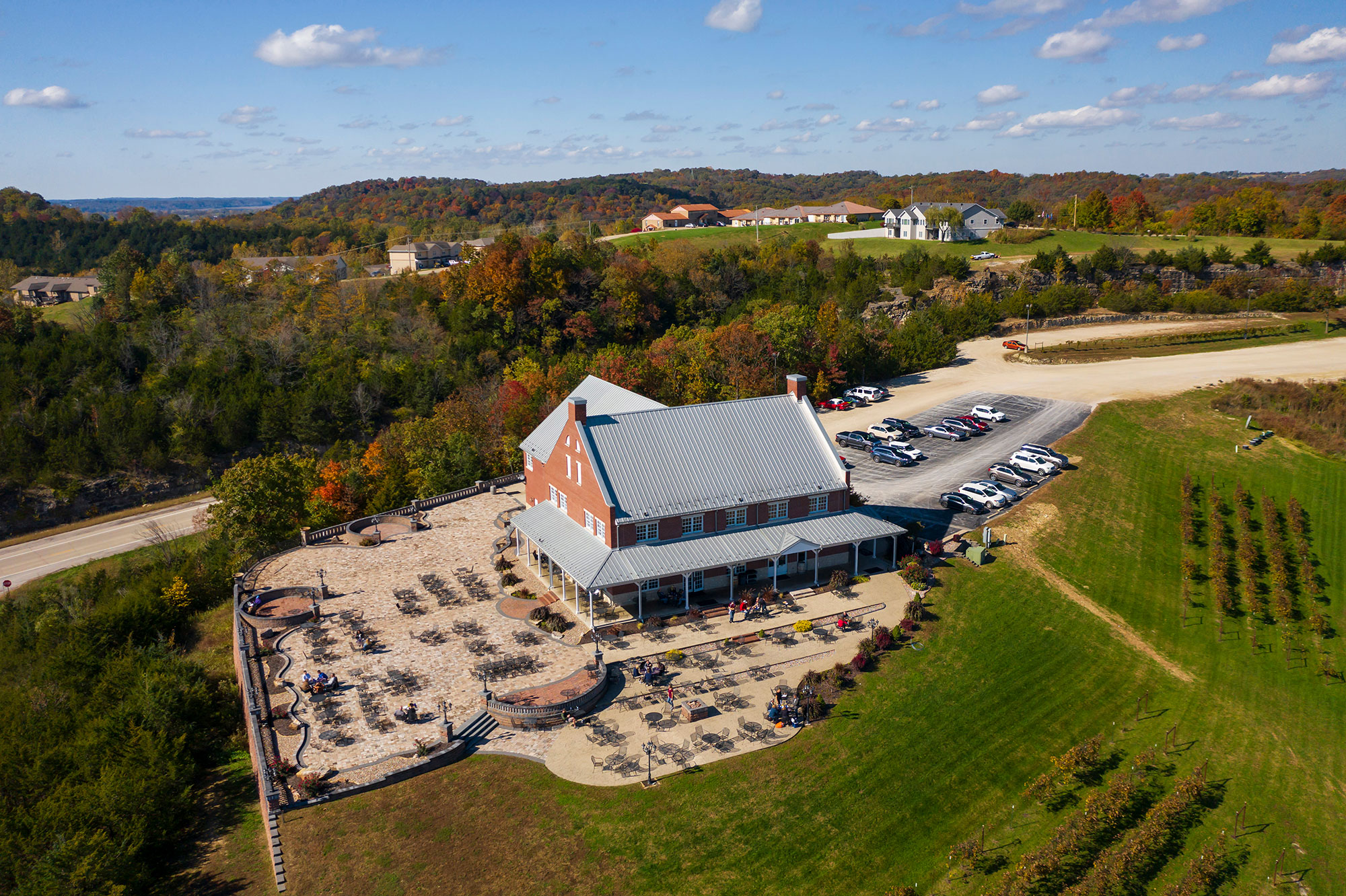 미주리주 홀츠 서밋에 위치한 캔터베리 힐 와이너리 앤 레스토랑의 항공 사진; 사진 제공: 노틀리 호킨스