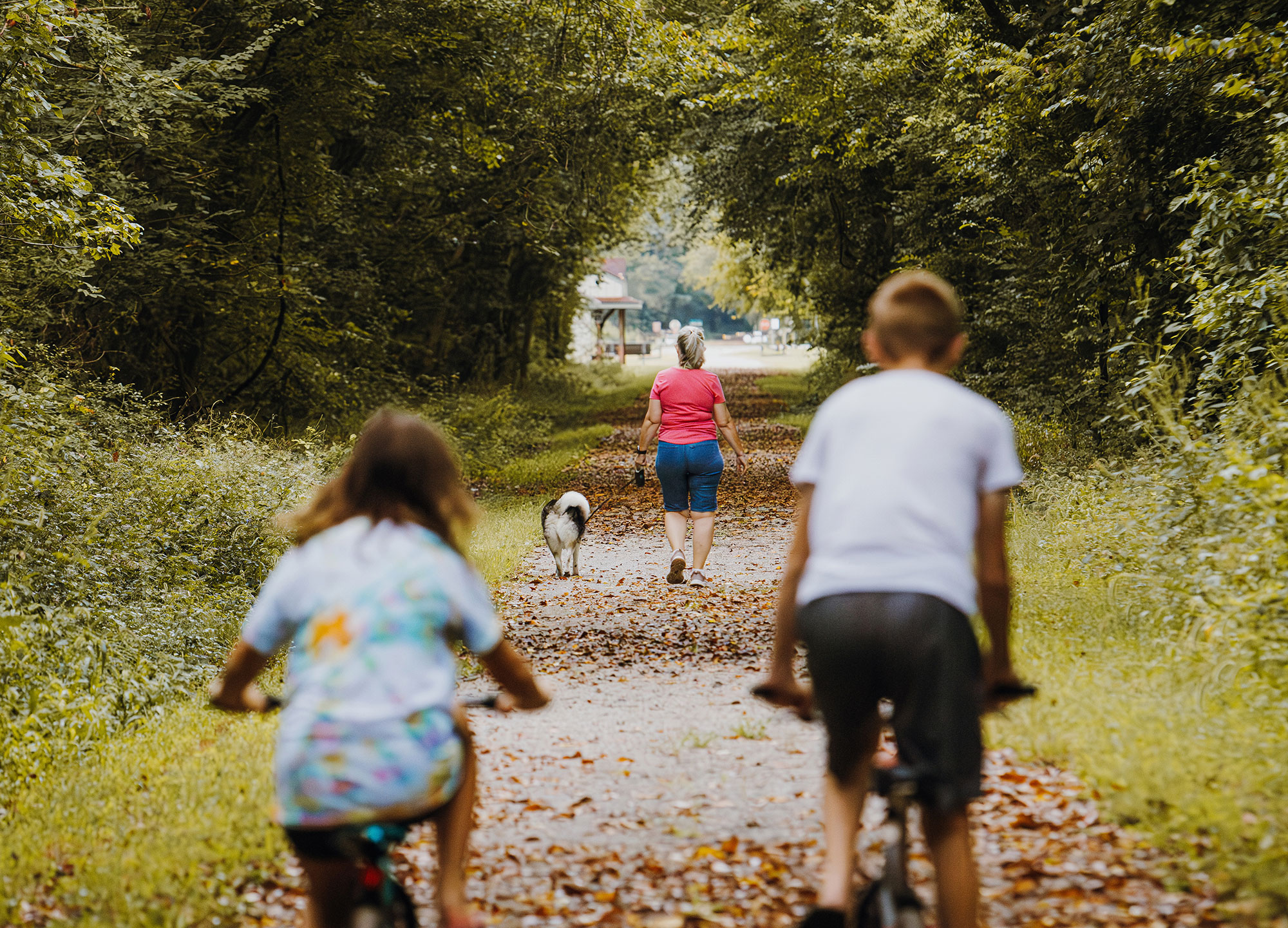 미주리주캘러웨이 카운티의 케이티 트레일에서 가족과 함께 신선한 공기를 마시며