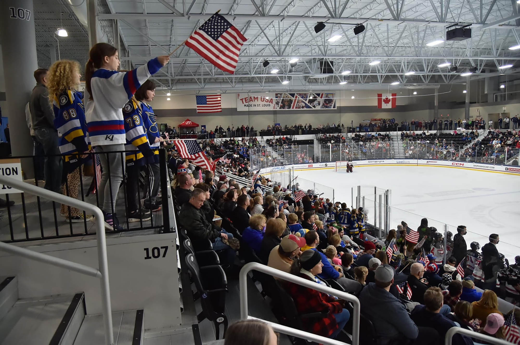 Persone che tifano durante una partita di hockey al Centene Community Ice Center di Maryland Heights, nel Missouri