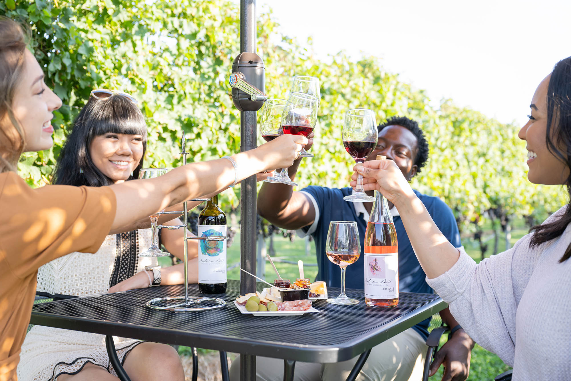 Desfrutando de uma degustação de vinhos ao ar livre na vinícola Auburn Road Vineyards, em Sul de Jersey; Crédito: Visit Sul de Jersey