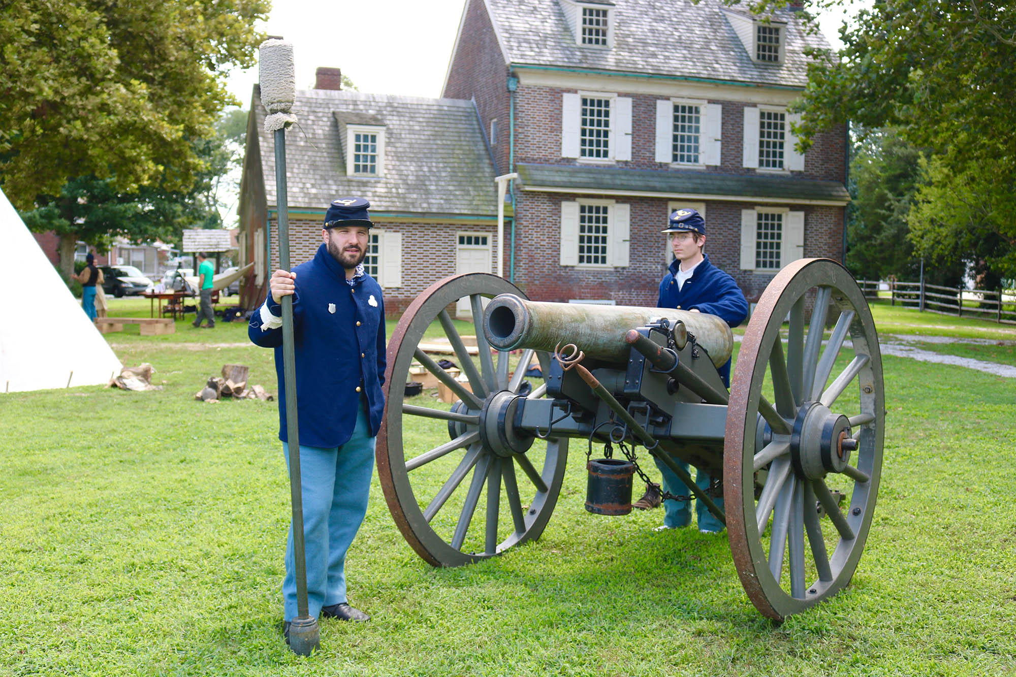 Recriadores históricos com um canhão na Hancock House, no Sul de Jersey; Crédito: Steve Graham