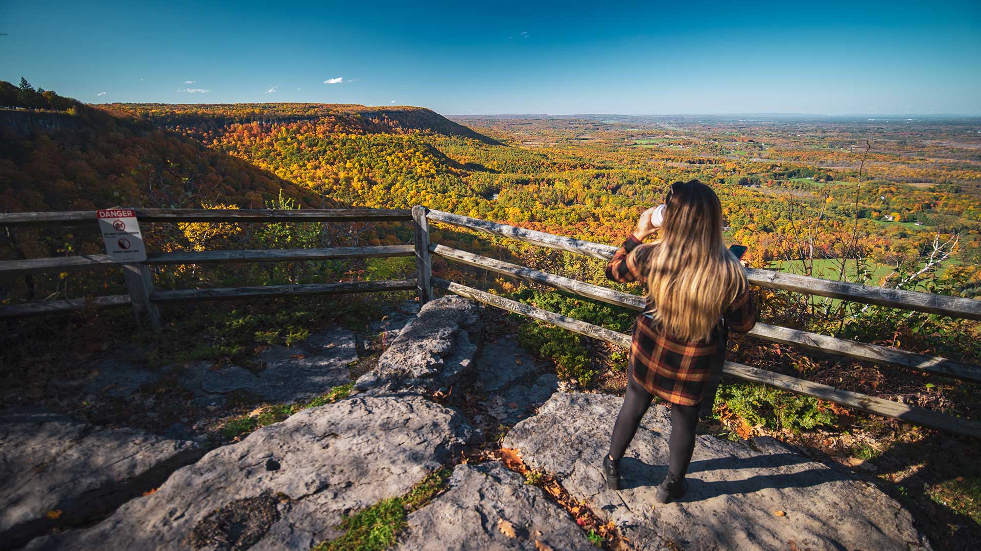 Disfrutando de unas vistas panorámicas en el Parque Estatal John Boyd Thacher, situado en la región de Saratoga, capital Nueva York, en otoño; Crédito: Relentless Awareness