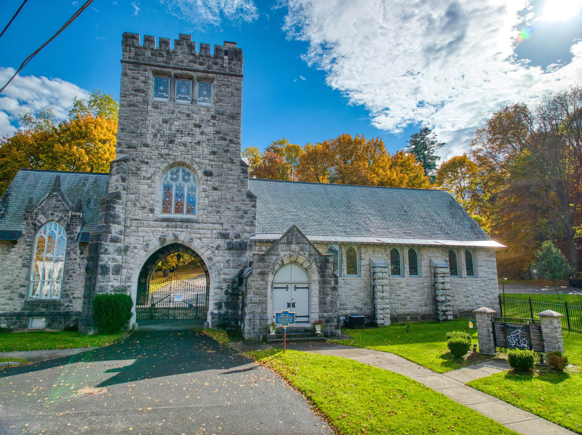 뉴욕주 오번에 위치한 포트 힐 묘지; 사진 제공: Yellow House Creative