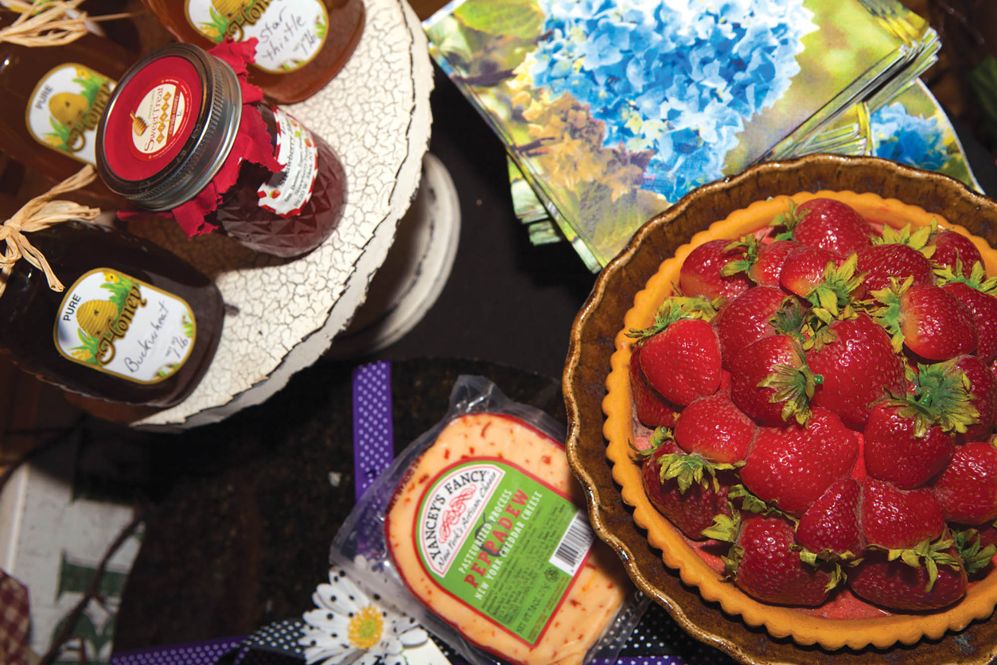 뉴욕주 카유가 카운티 핑거 레이크스 스위트 트리트 트레일에서 맛보는 신선한 딸기와 지역 특산품