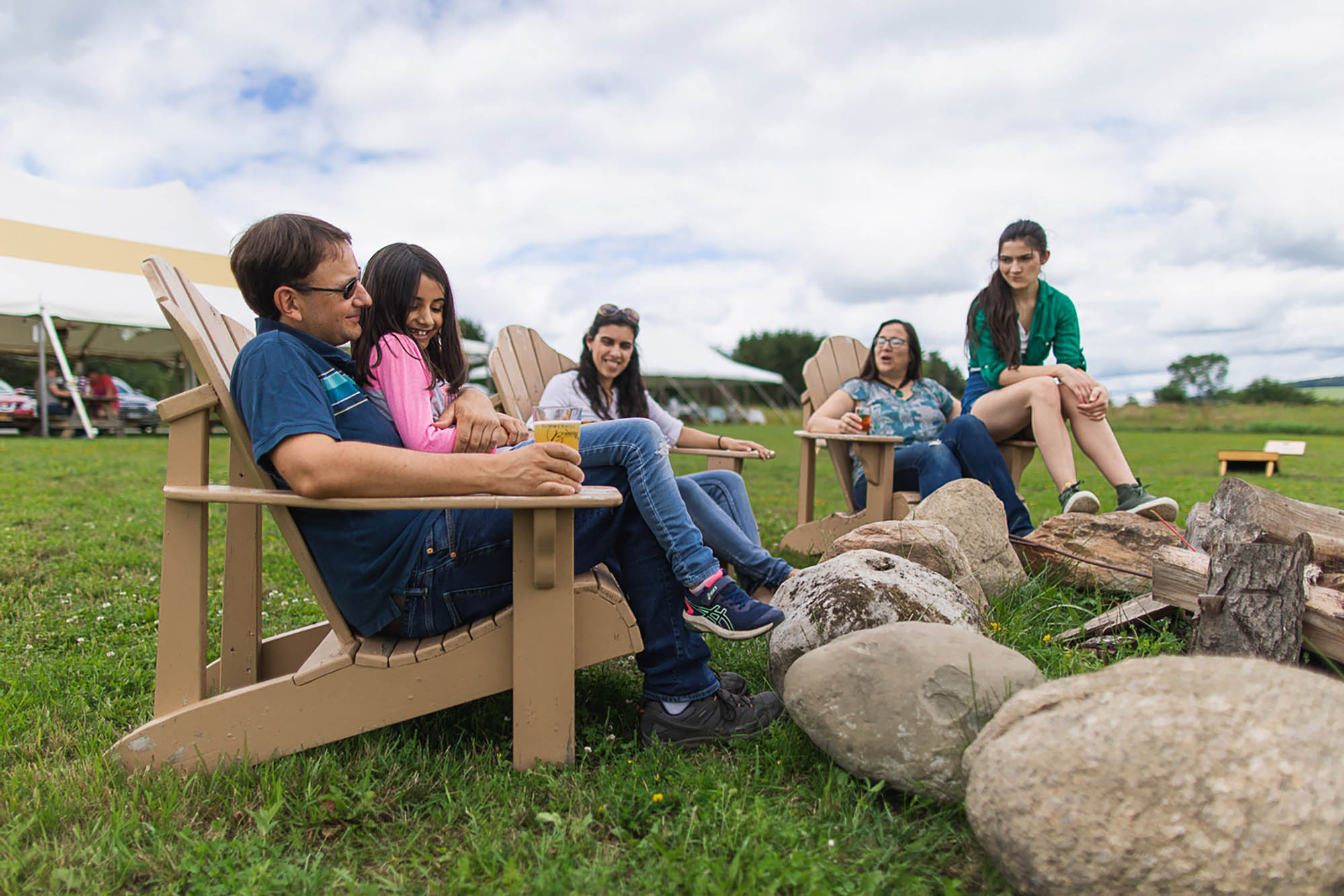 뉴욕주 카유가 카운티운티의 한 캠핑장에서 휴식을 취하고 있는 가족