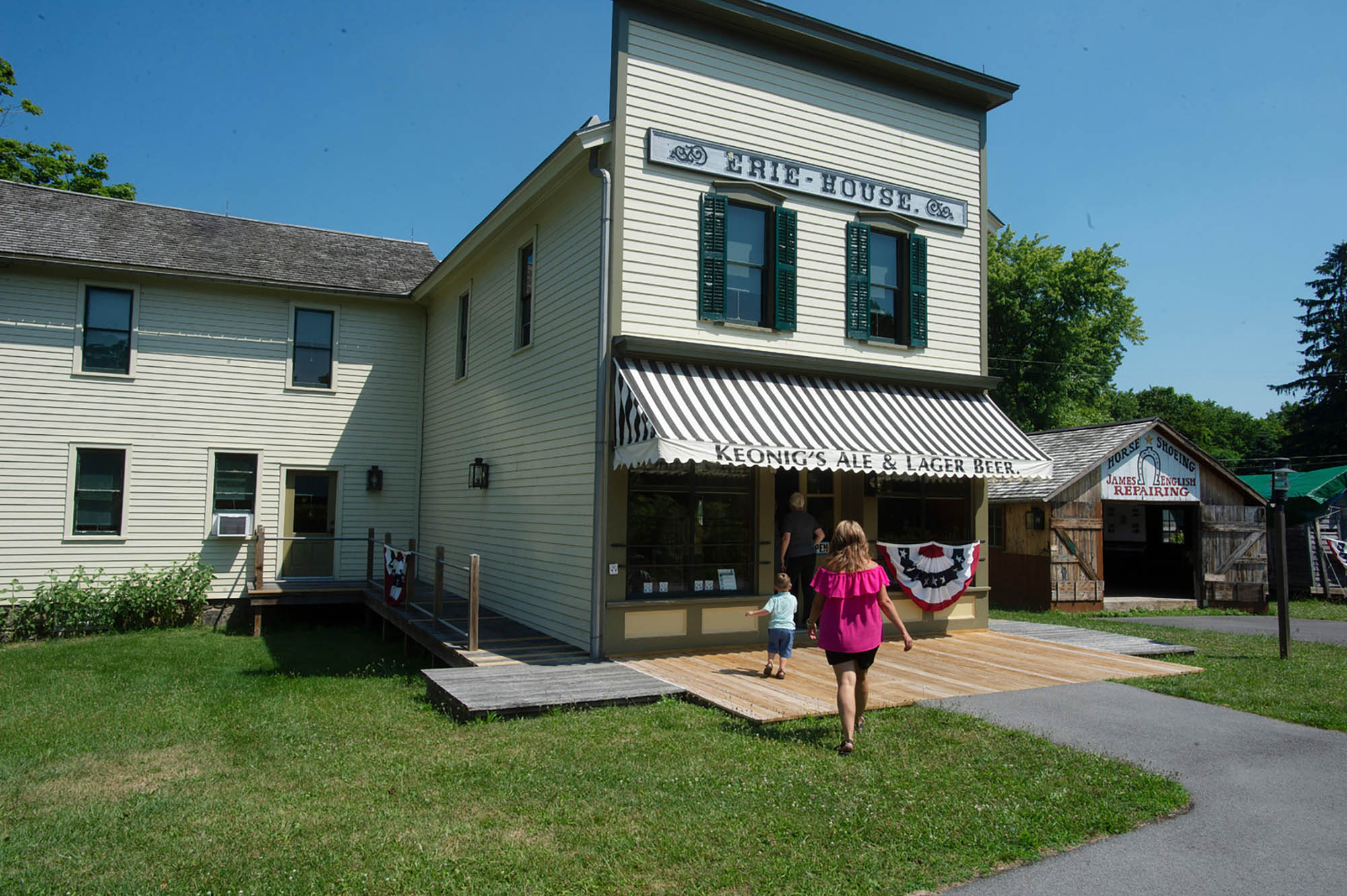 뉴욕주 카유가 카운티 포트 바이런 올드 Erie 유산 공원 밖에서 놀고 있는 아이들