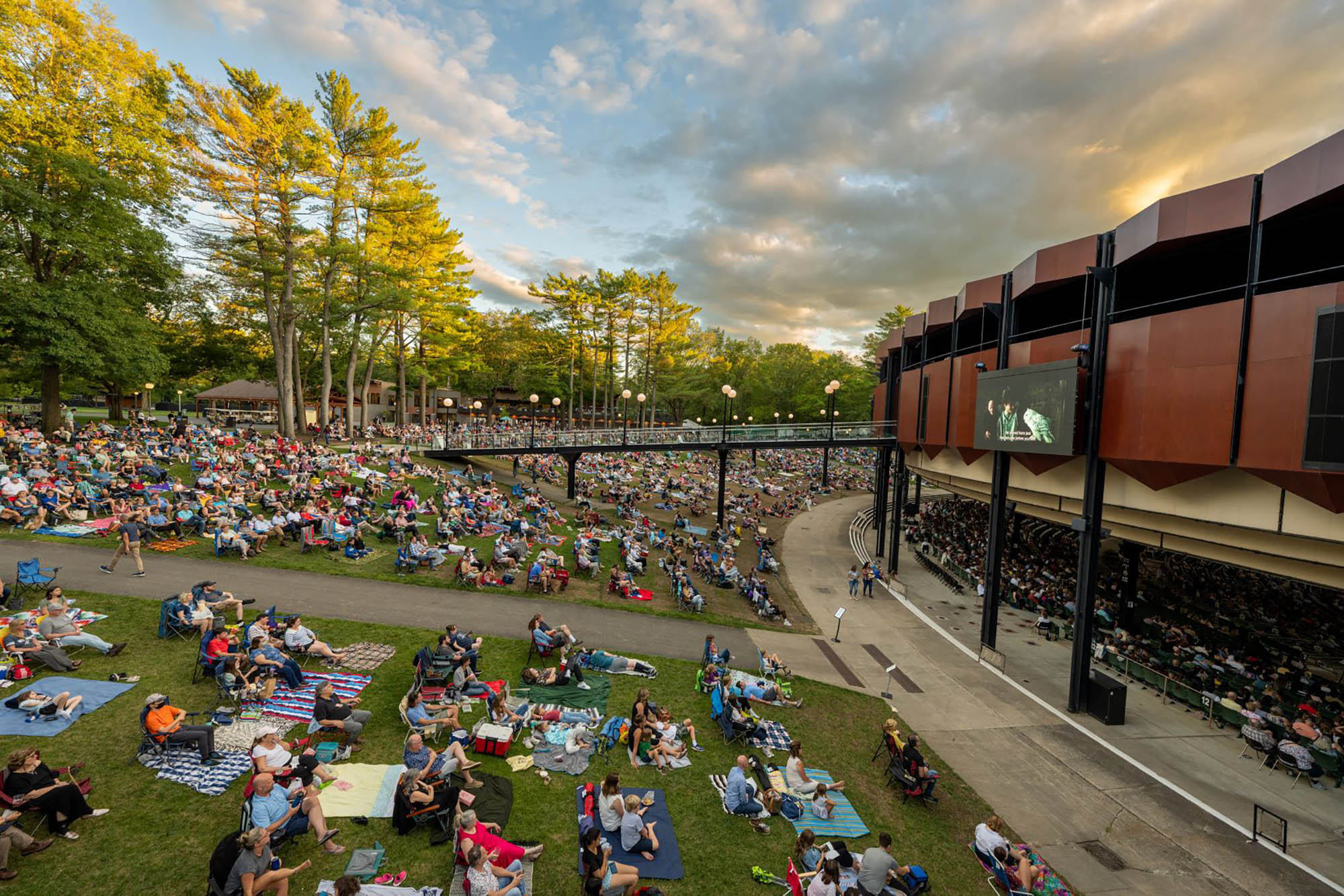 Una multitud disfrutando de un espectáculo al aire libre en el Saratoga Performing Arts Center de Nueva York
