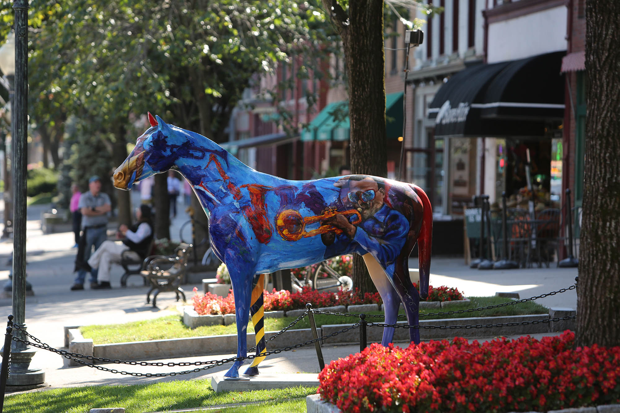 Arte ecuestre en el centro de Saratoga Springs, Nueva York