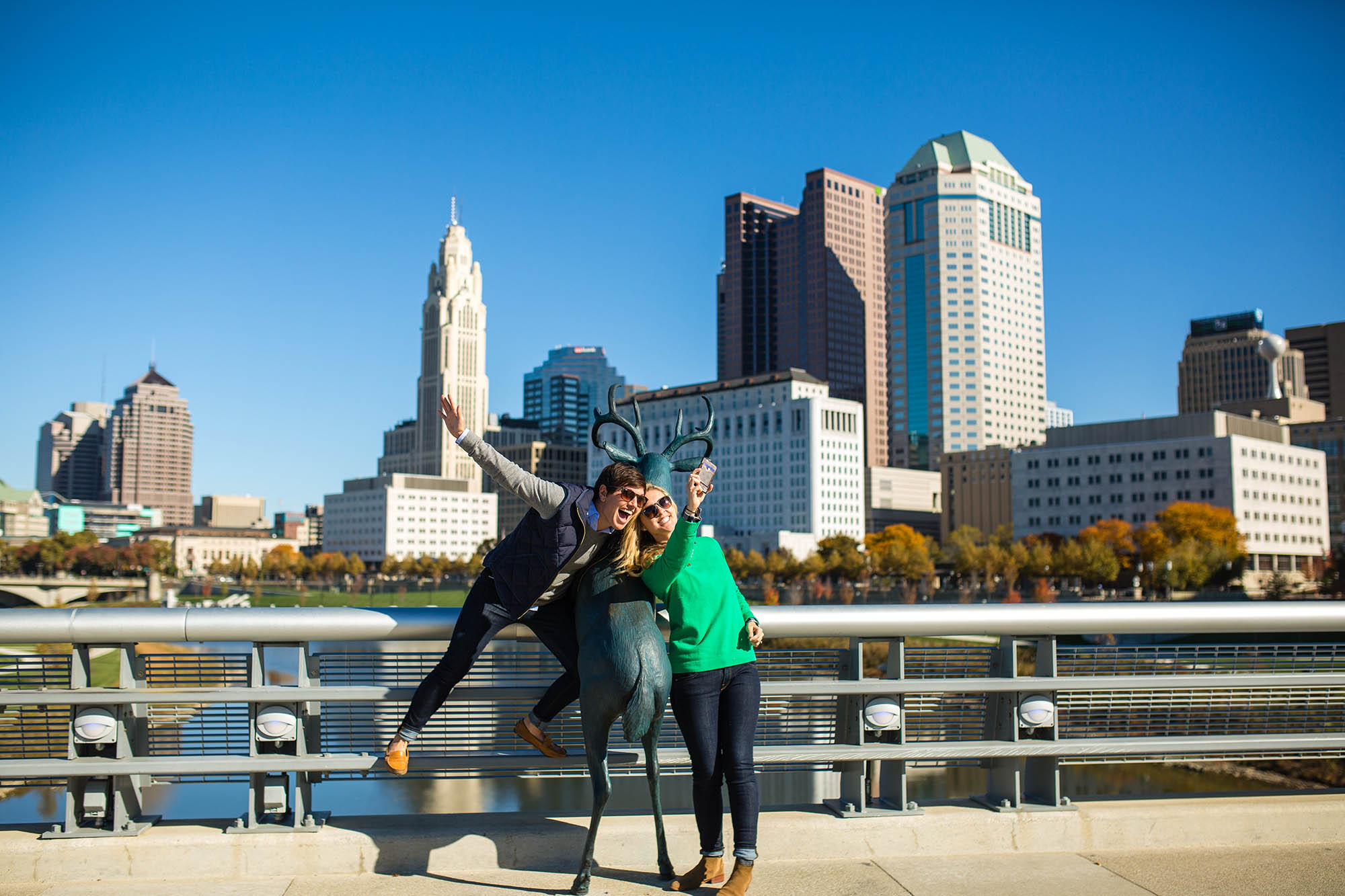 Posando frente al perfil urbano del centro de Columbus, Ohio; Crédito: Levi Ely